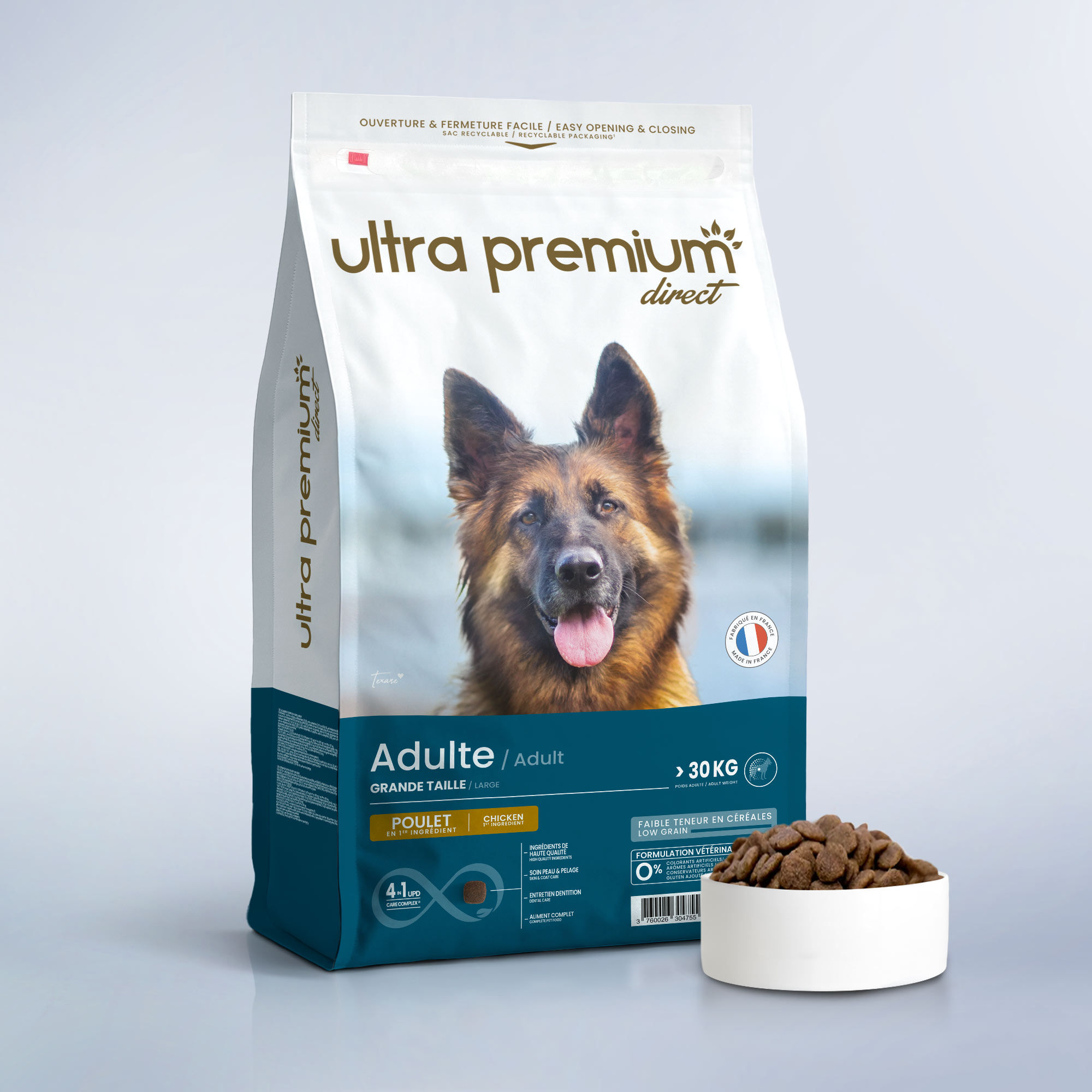 Croquettes Super Premium pour chien adulte de grande taille en sac de 12 kg sur fond bleu clair