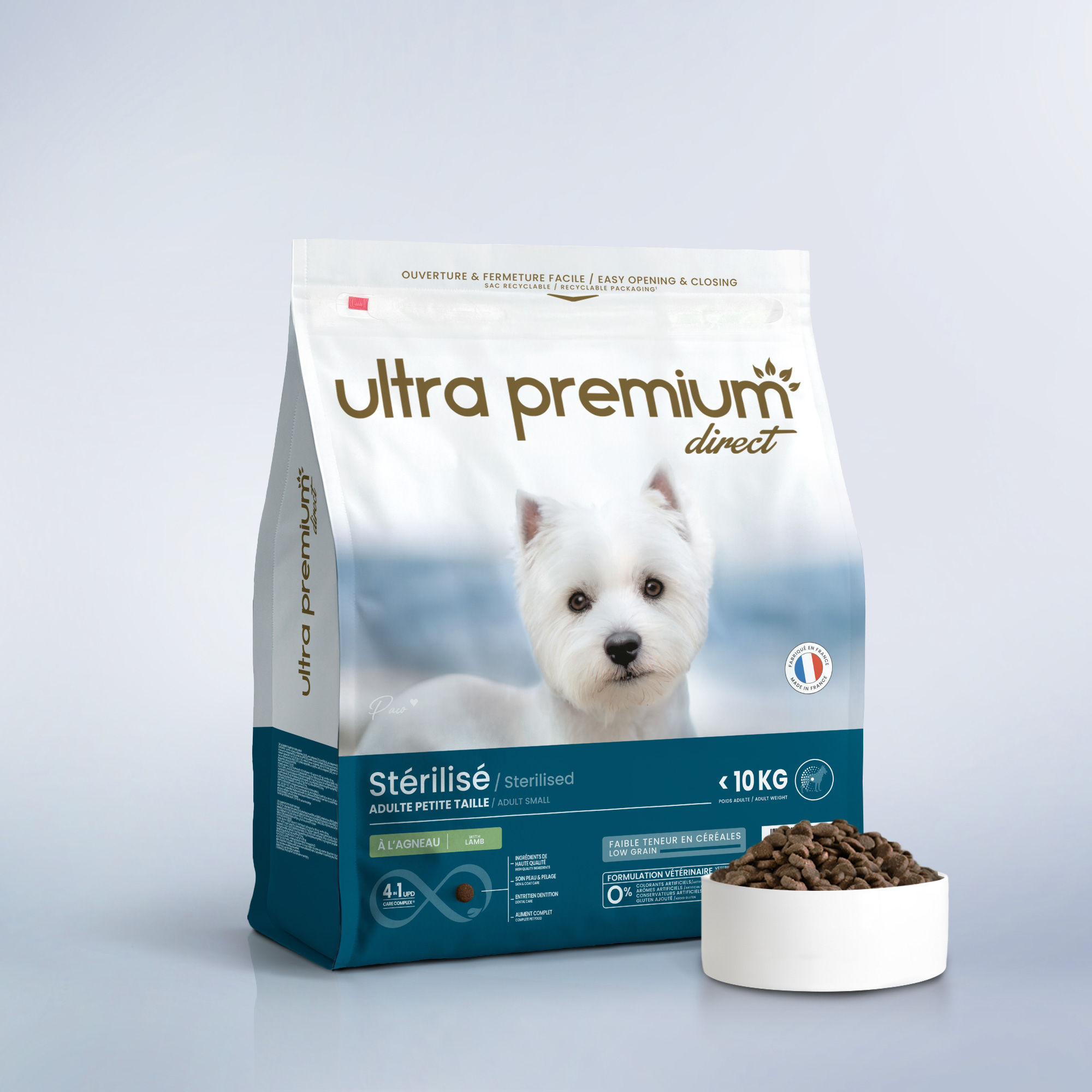 Croquettes Light Super Premium pour chien stérilisé / surpoids de petite taille en sac de 12 kg sur fond bleu clair