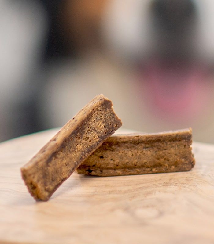 Friandises articulation sans céréales pour chien sur une table