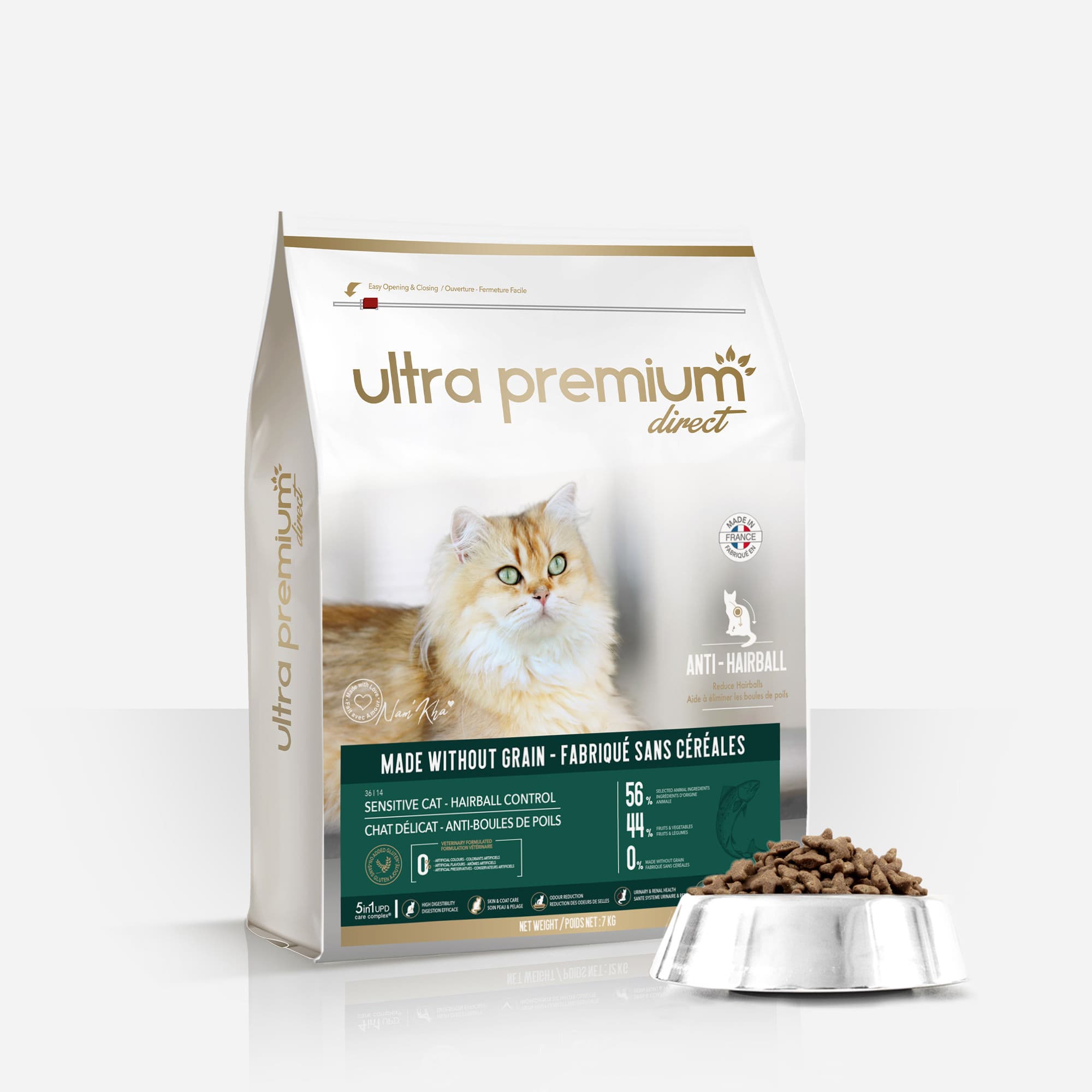 Croquettes sans céréales pour chat délicat et anti-boules de poils en sac de 3 kg sur fond blanc
