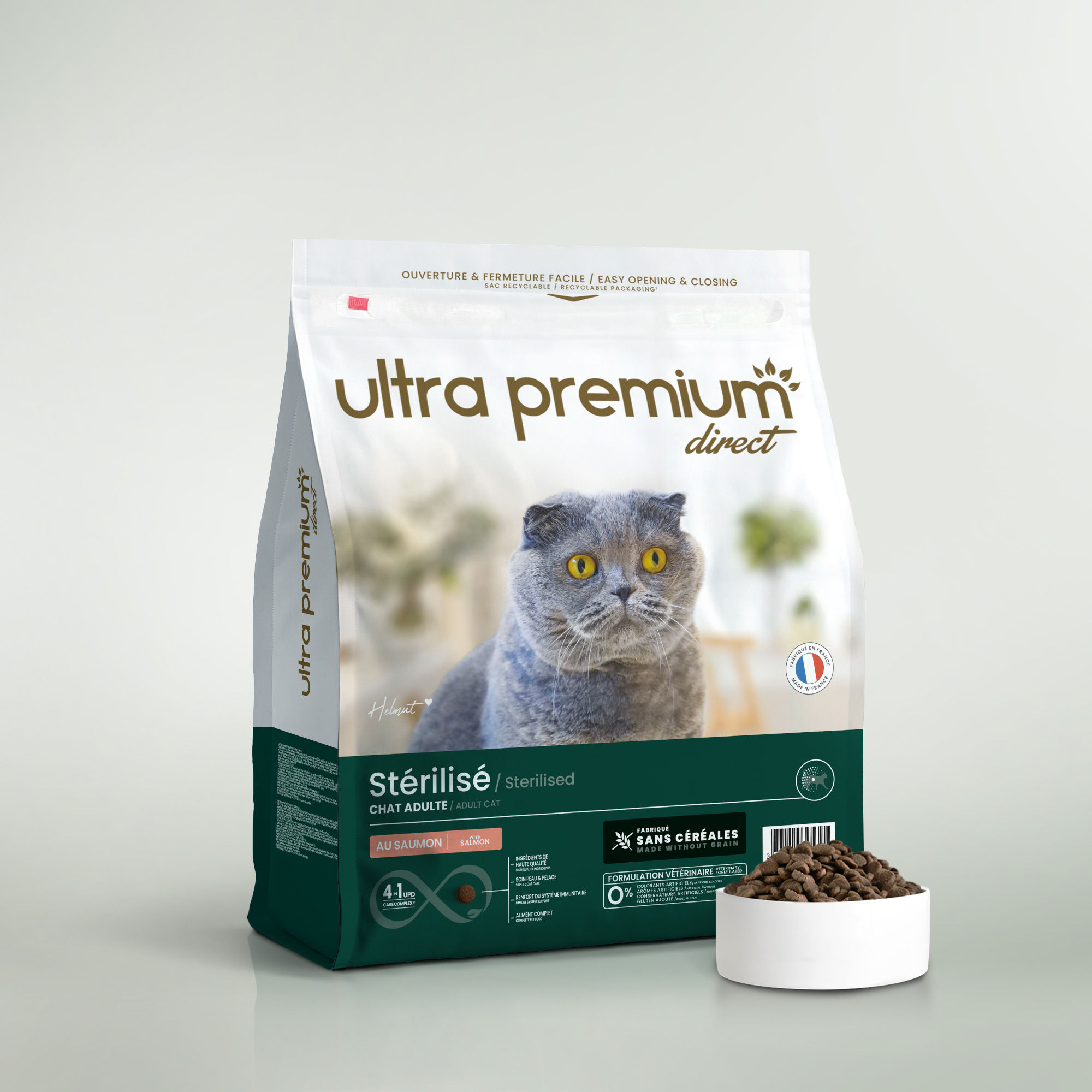 Croquettes sans céréales au saumon pour chat adulte stérilisé en sac de 7 kg sur fond vert clair