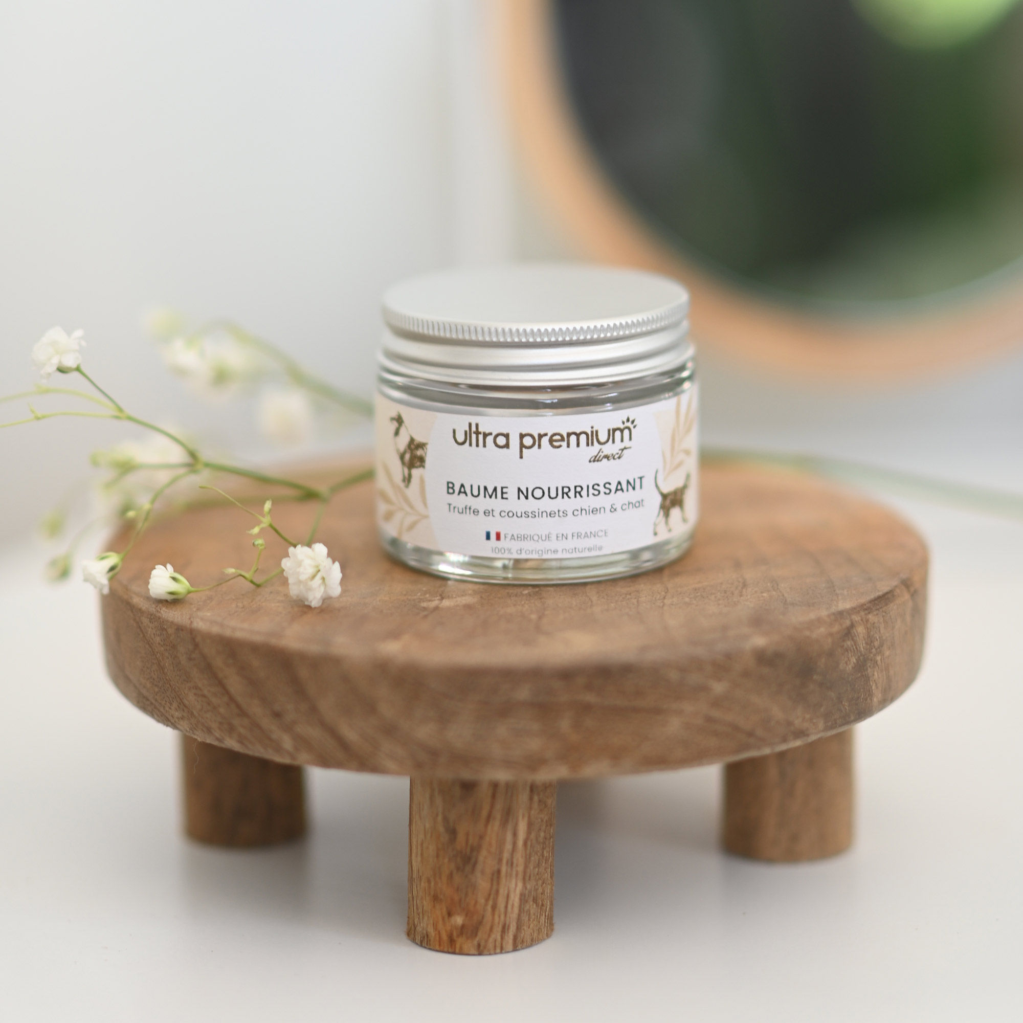 Présentoir en bois avec un Baume nourrissant pour truffe et coussinets et une fleur