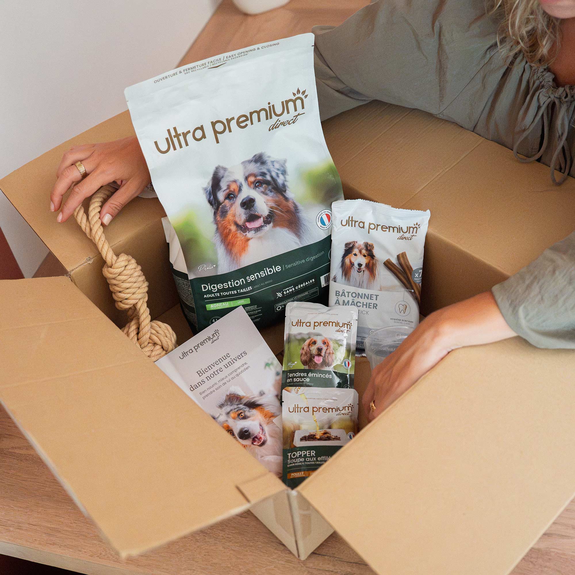 Unboxing du kit de découverte contenant la recette de croquettes sans céréales digestion sensible pour chien adulte stérilisé