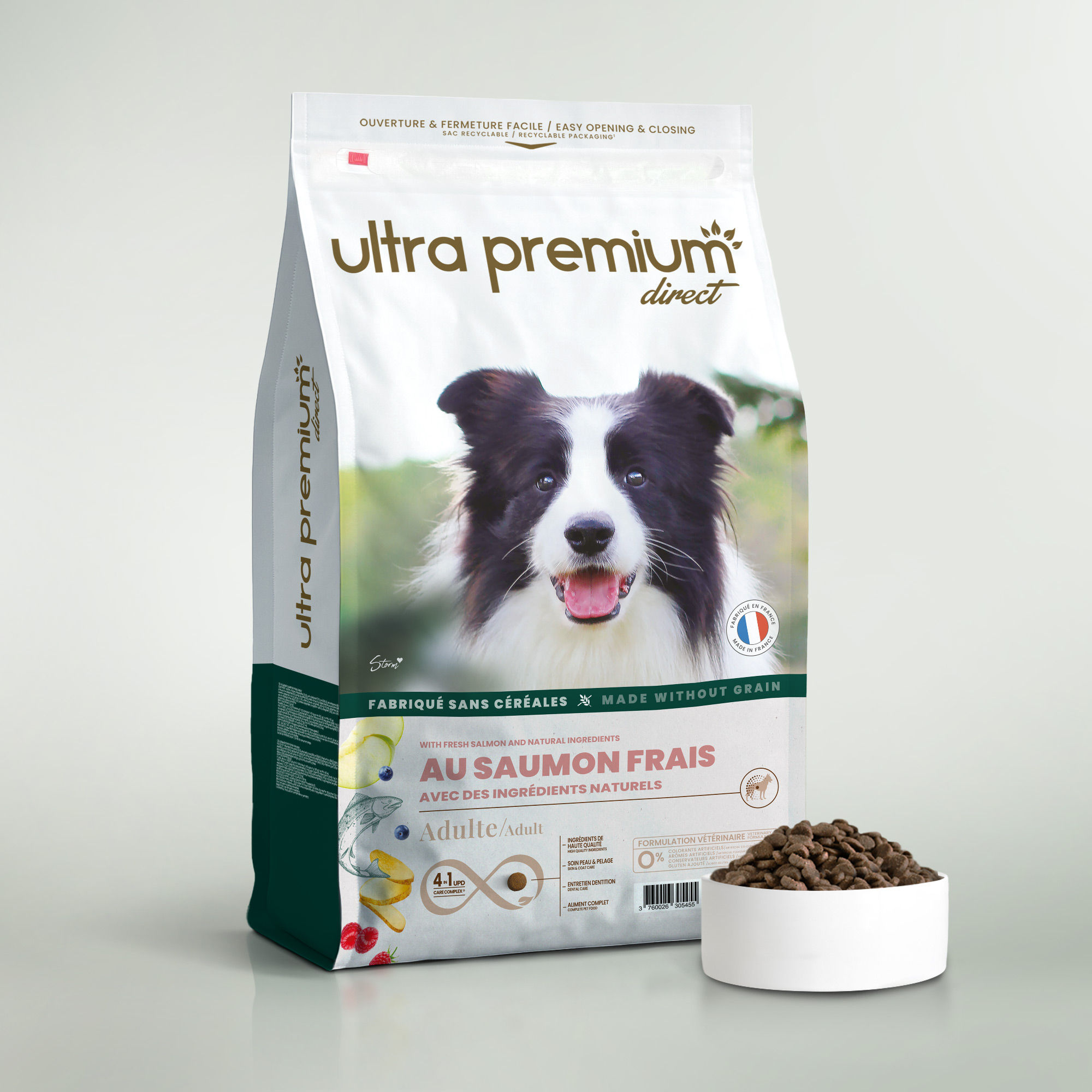 Graanvrije Brokken met verse zalm voor volwassen hond van alle groottes in een zak van 12 kg op een witte ondergrond