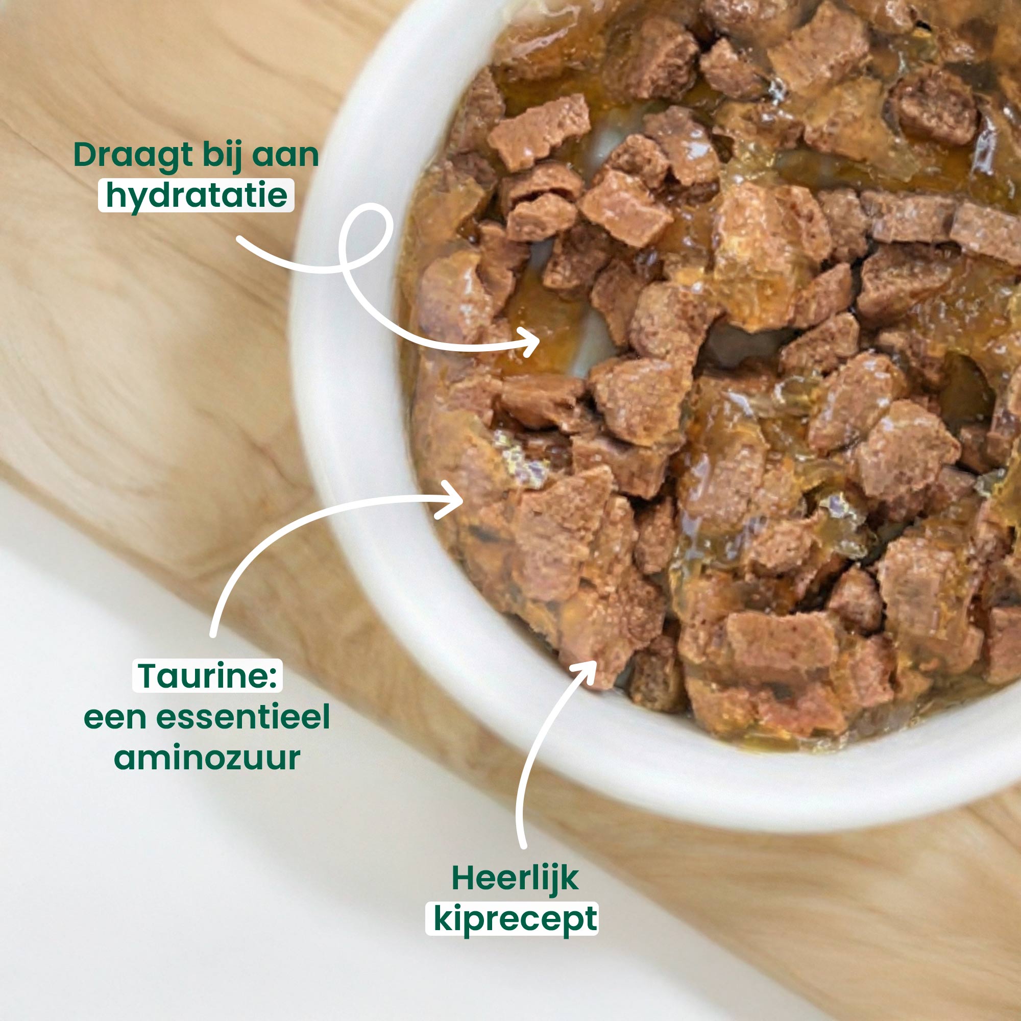 Graanvrije kattenmousse met tongfilet en kip in een schaaltje, met vermelding van de bijbehorende voordelen