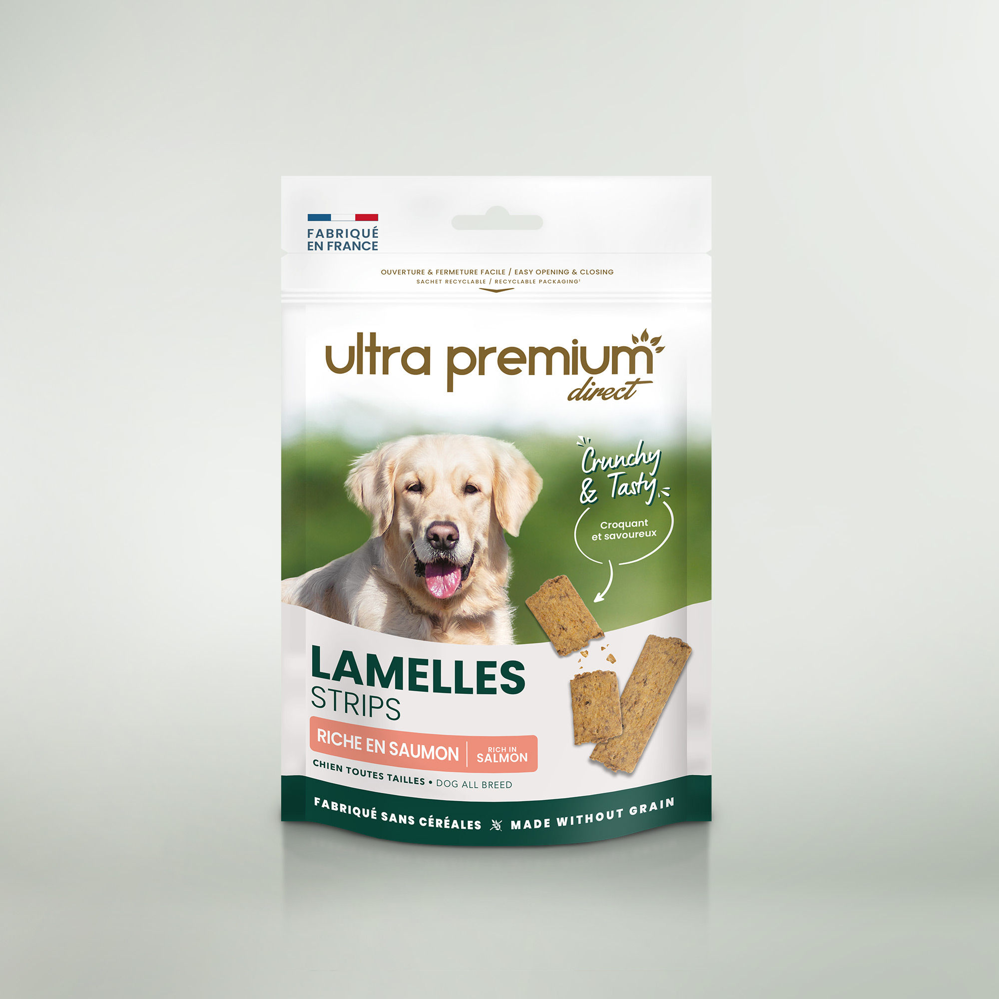 Zakje graanvrije gewrichtssnacks voor honden, op een witte achtergrond