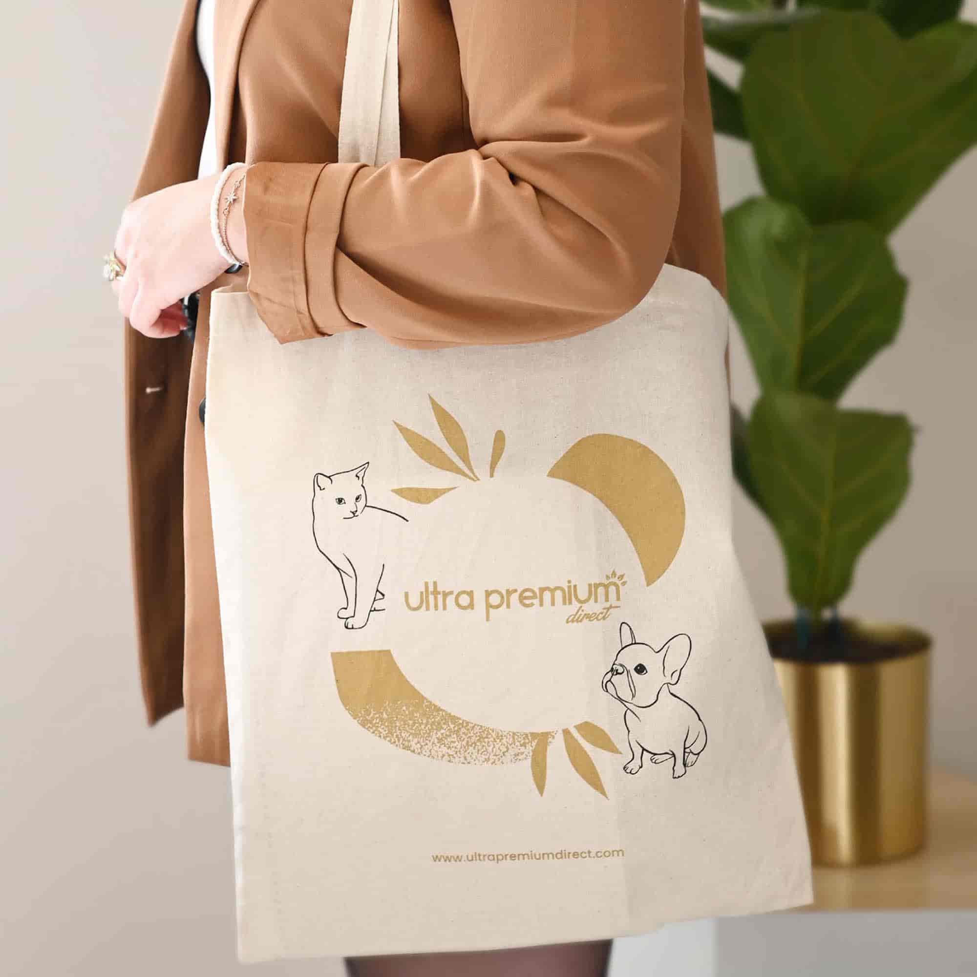 Ultra Premium Direct Totebag gedragen op de schouder