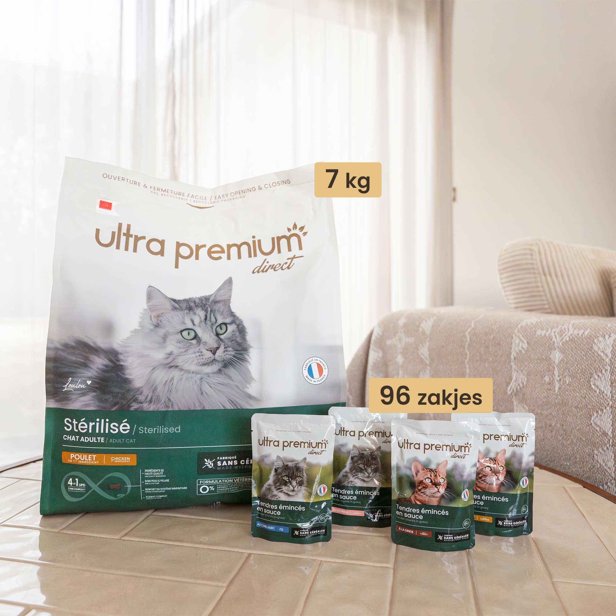 Dubbel voeding bestaande uit een zak van 7 kg graanvrije brokken voor gesteriliseerd volwassen kat, 96 plakjes in graanvrije saus voor kat waarvan 48 zalm & kabeljauw smaak en 48 kip & kalkoen smaak, op een lichtgroene achtergrond