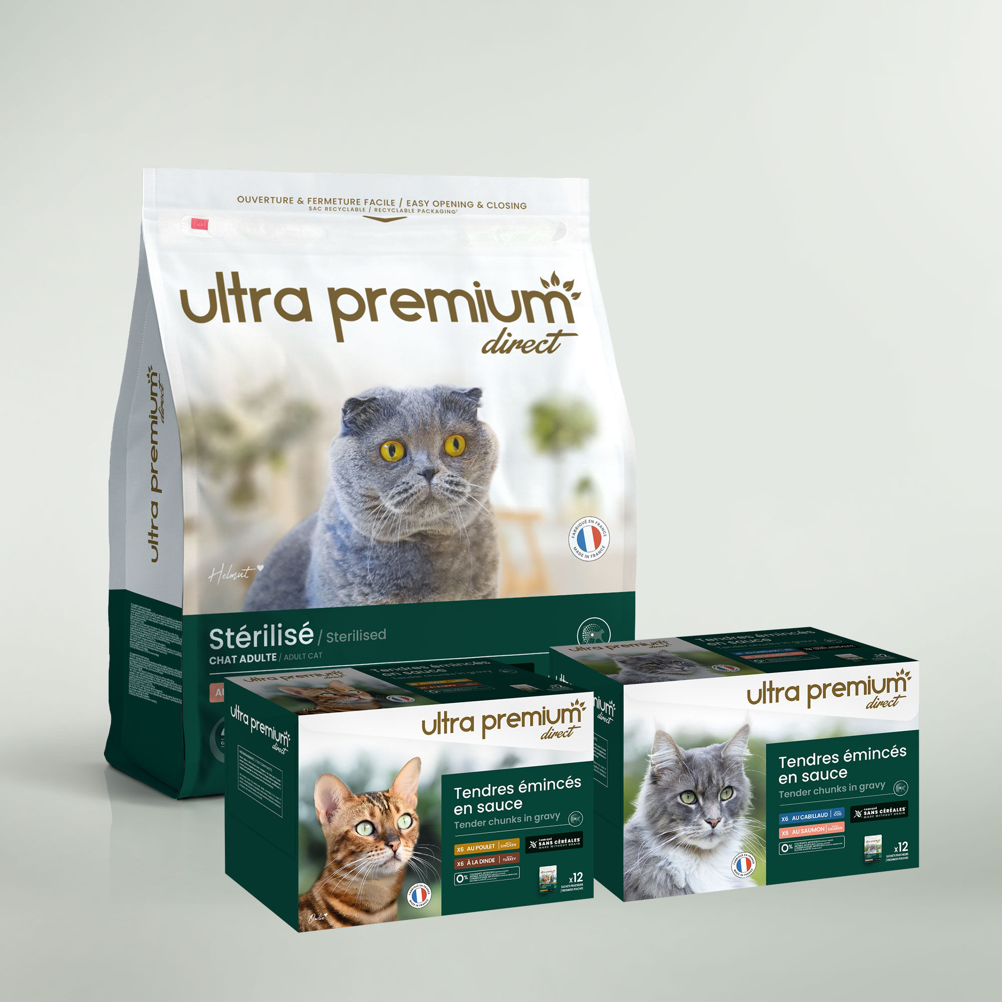 Dubbel voeding bestaande uit een zak graanvrije brokken van 7 kg voor gesteriliseerd volwassen kat en 96 plakjes graanvrije saus voor kat waarvan 48 zalm- en kabeljauwsmaak en 48 kip- en kalkoensmaak, op een lichtgroene achtergrond