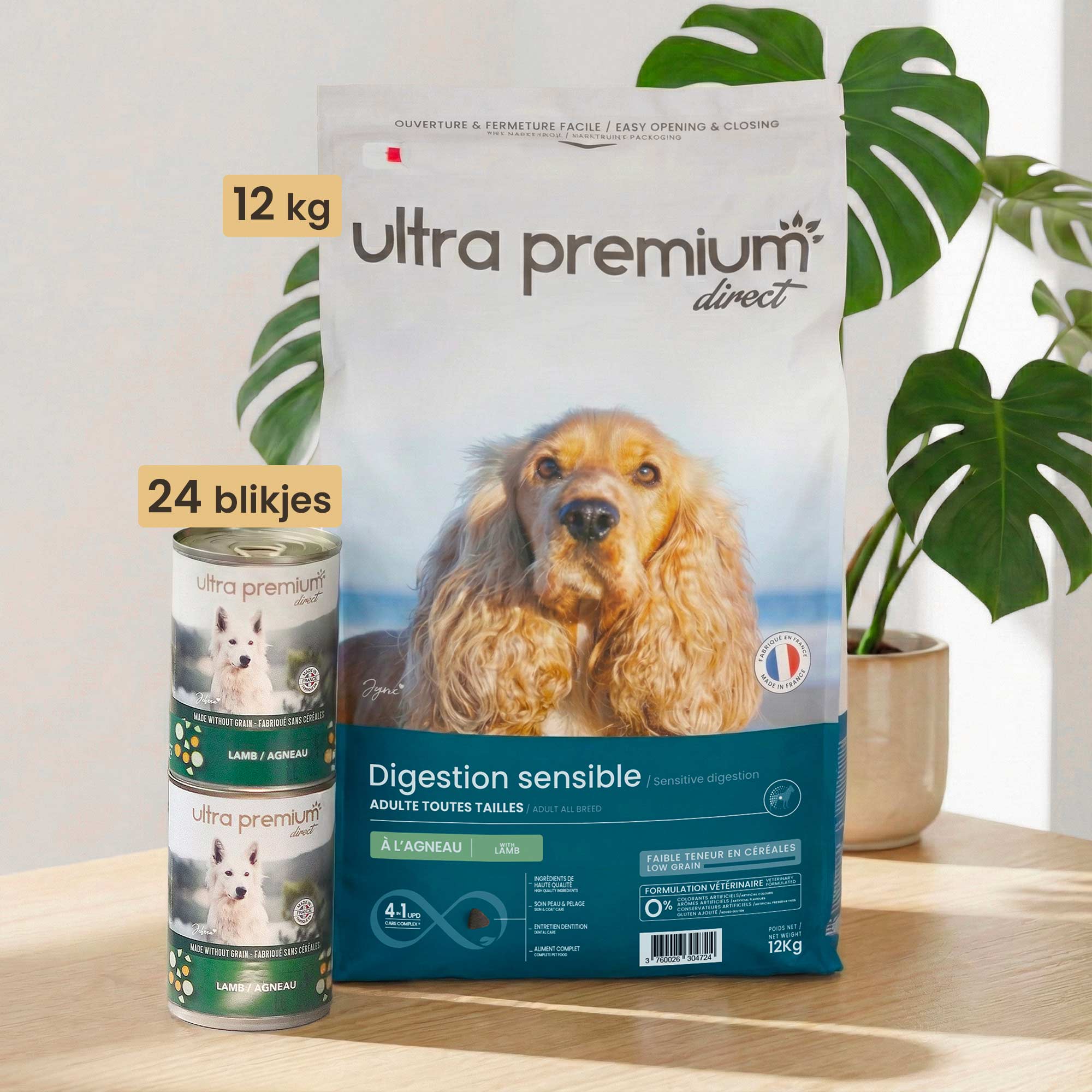 Franse bulldog naast een zak van kg super premium lam en brokken voor volwassen hond van alle groottes, en 24 blikjes graanvrije met lam