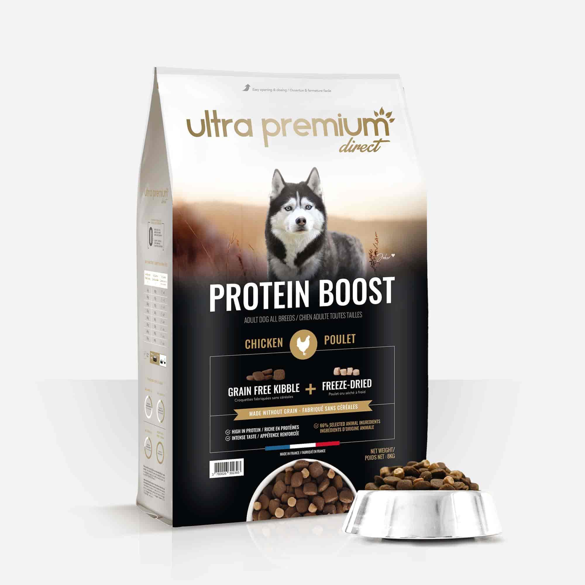 Protein Boost graanvrije Brokken voor hond met een gevoelige spijsvertering in een zak van 12 kg op een witte ondergrond