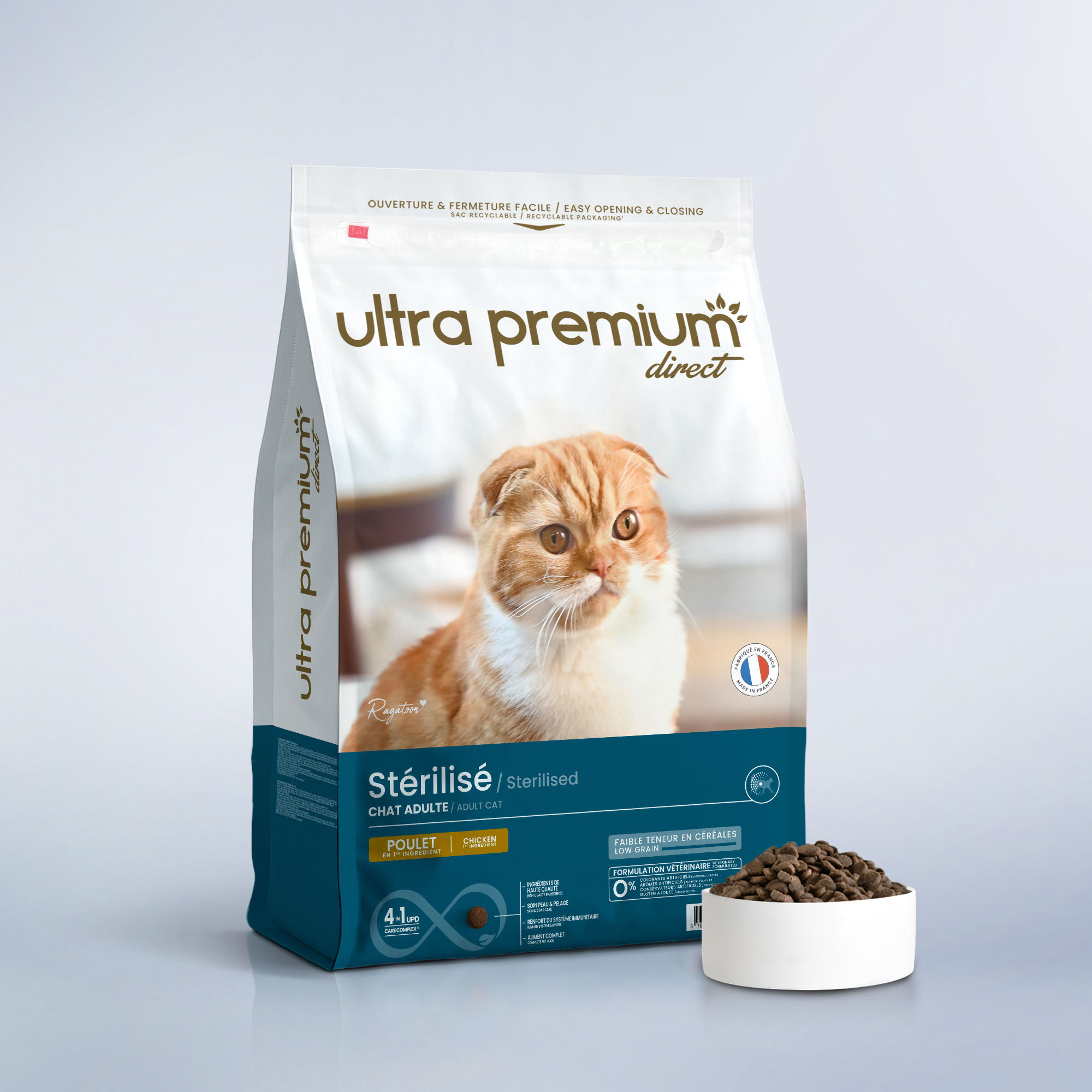 Croquettes light pour chat adulte stérilisé en sac de 10 kg sur fond bleu clair