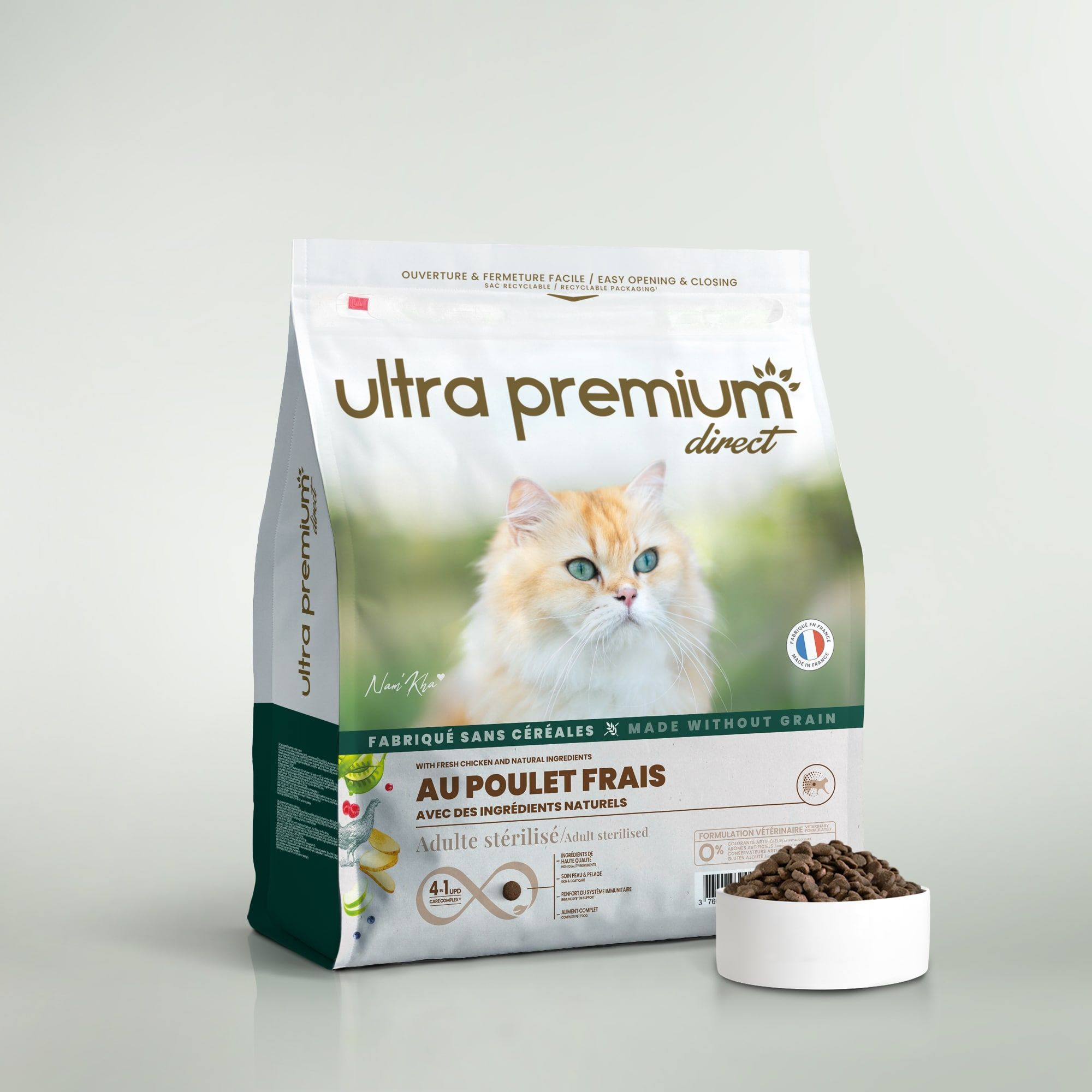 Croquettes sans céréales au poulet frais pour chat adulte stérilisé en sac de 7 kg sur fond vert clair