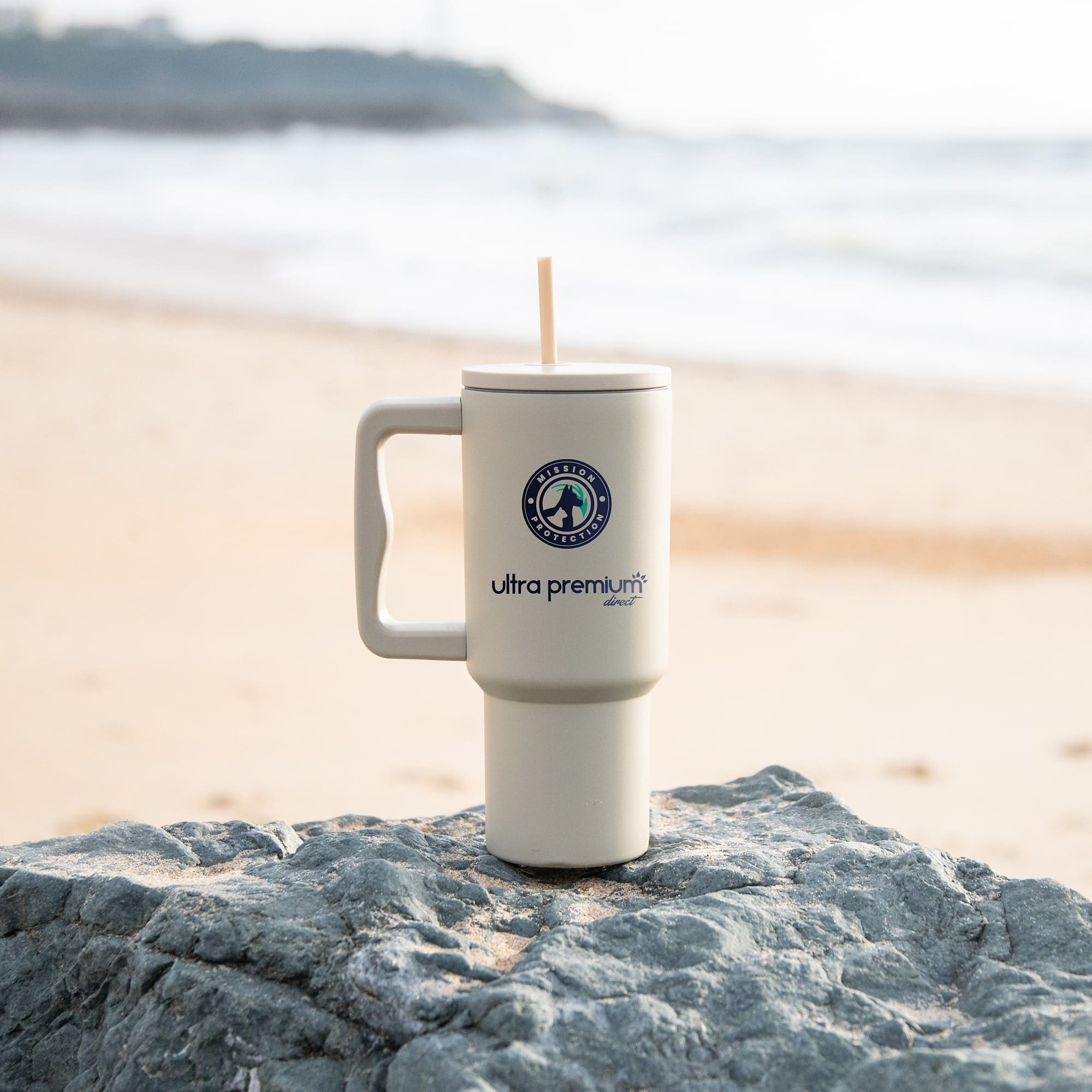 Mug réutilisable avec paille Mission protection Pays Basque sur un rocher