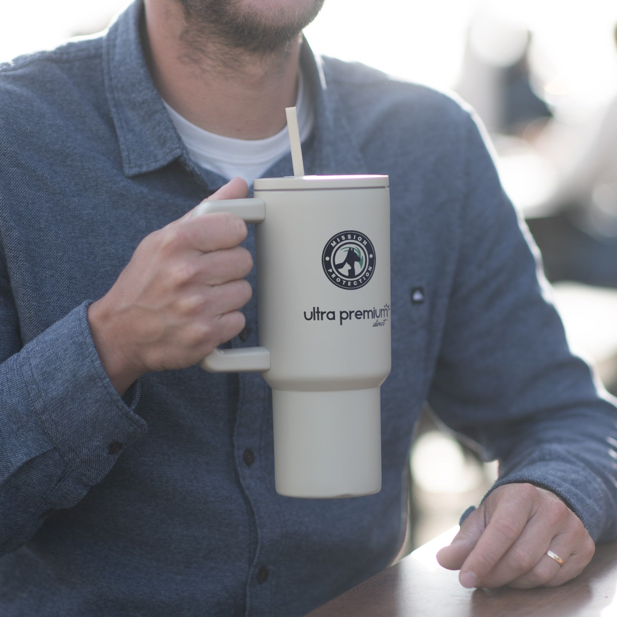 Homme assis qui tient la gourde dans sa main droite