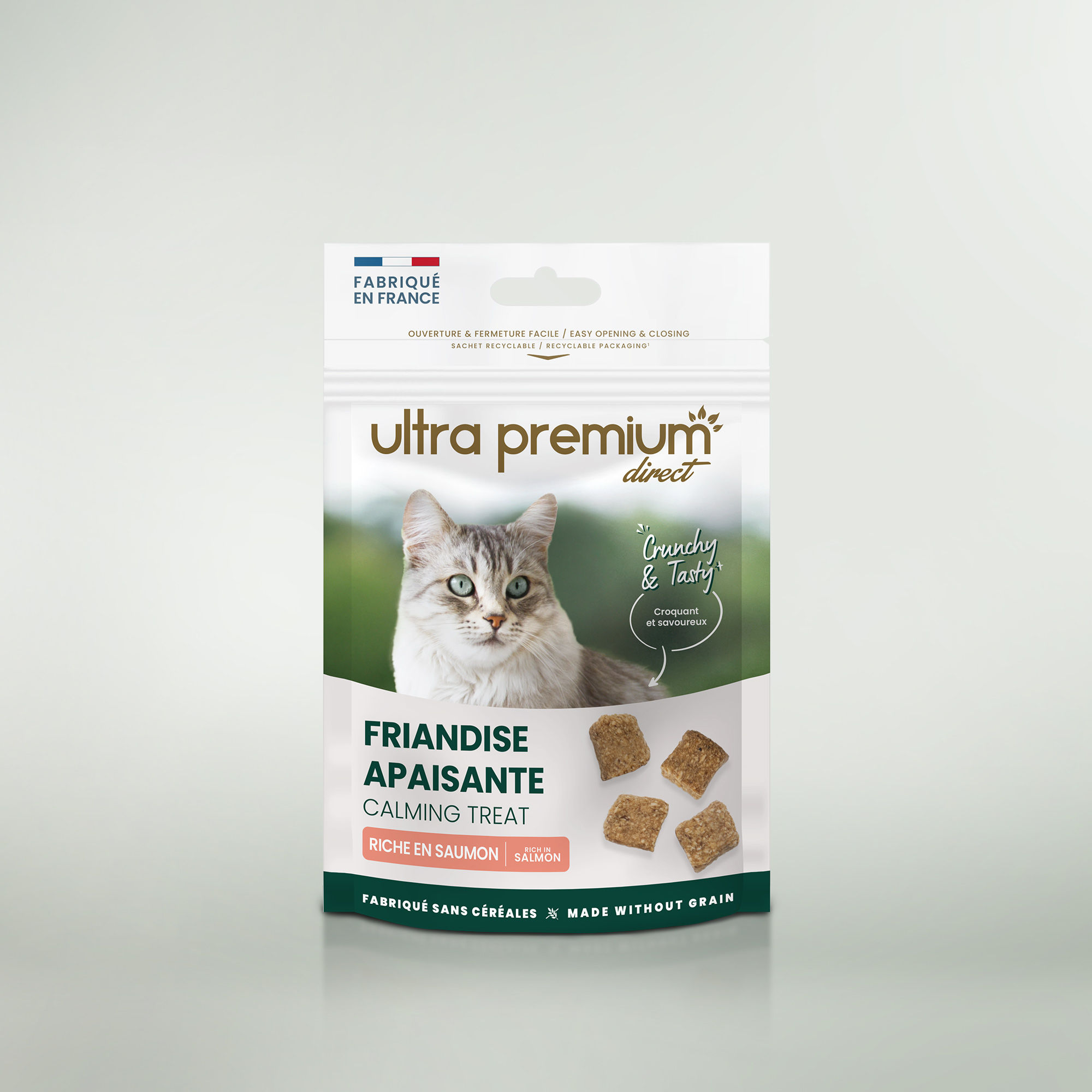 Sachet de friandises apaisantes sans céréales pour chat, sur fond blanc