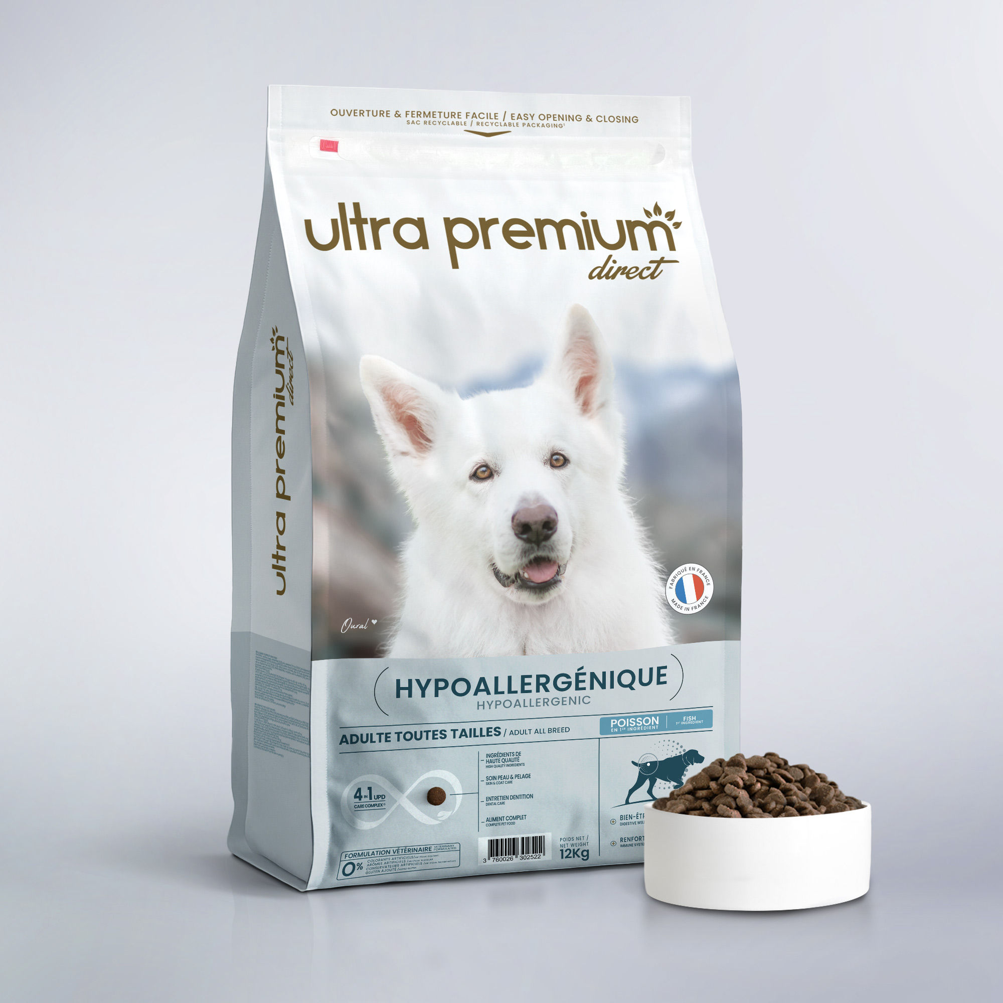 Brokken voor hypoallergene volwassen hond van alle groottes in een zak van 12 kg op een witte achtergrond