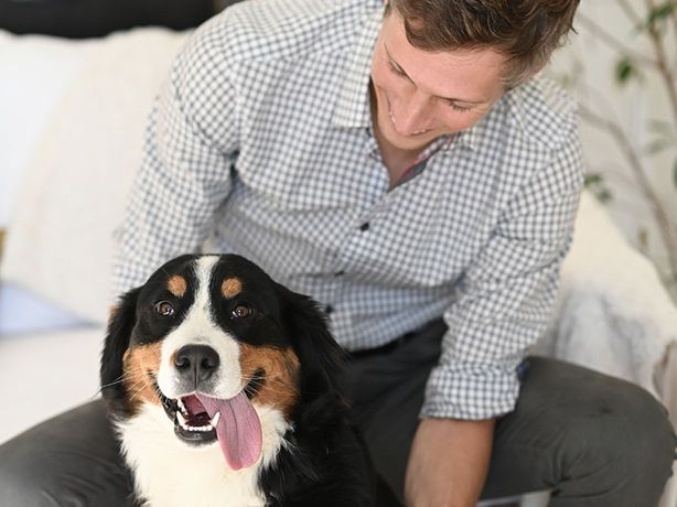 Maître souriant avec son chien