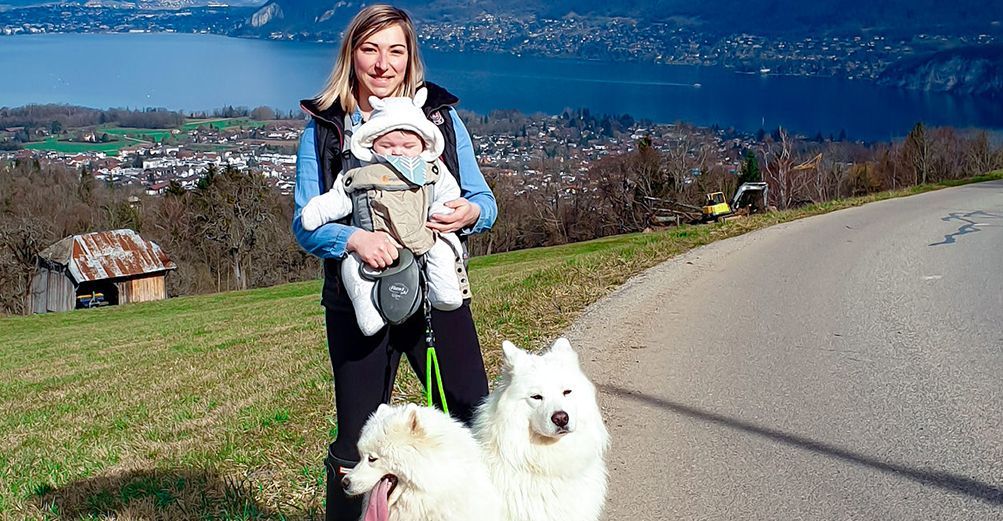 Famille composée de 2 chiens, un bébé et la maman