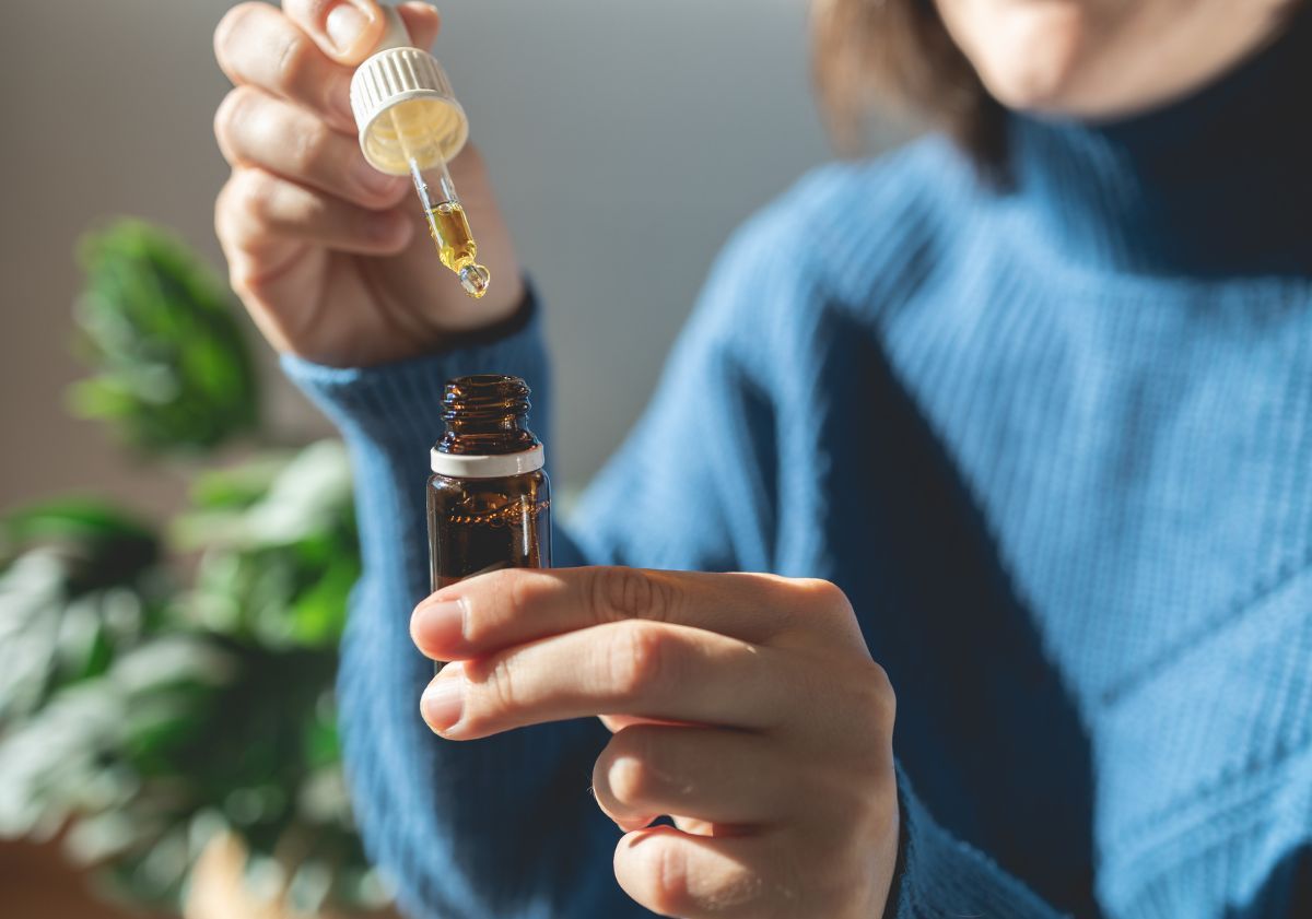 femme prenant de l'huile de chanvre avec une pipette