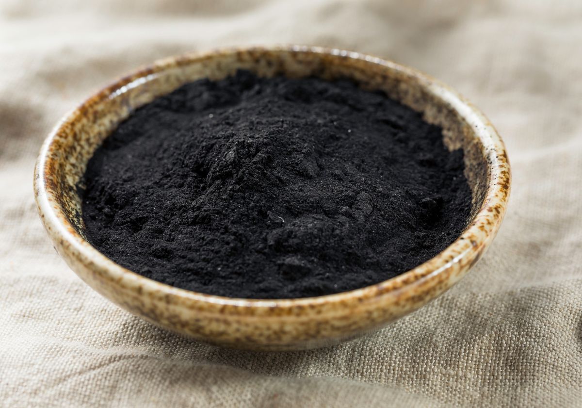 charbon végétal dans un pot en bois