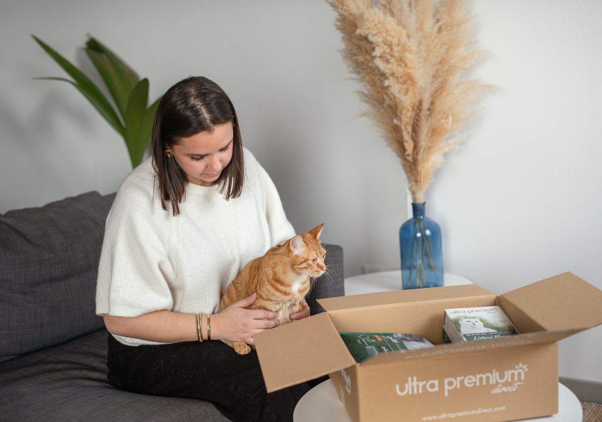chat avec sa maîtresse découvrant ses croquettes Ultra Premium Direct