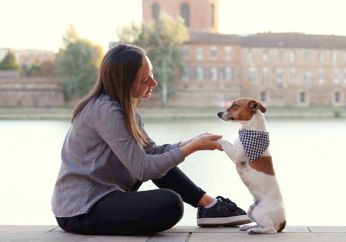 Jack Russel et sa maîtresse au bord de l'eau