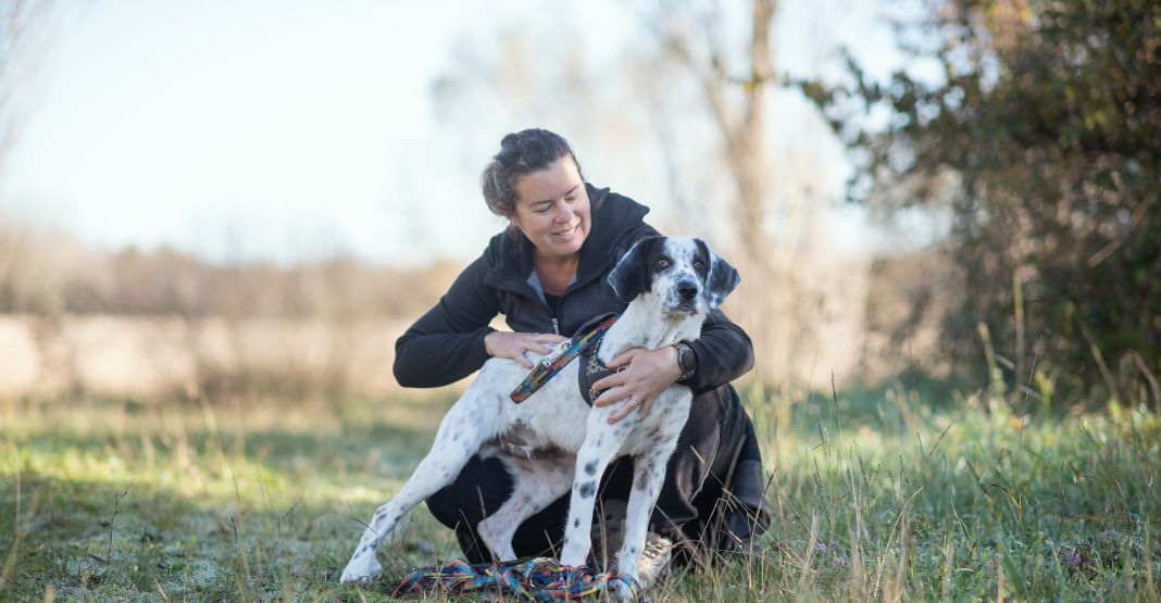 éducatrice canine avec un chien
