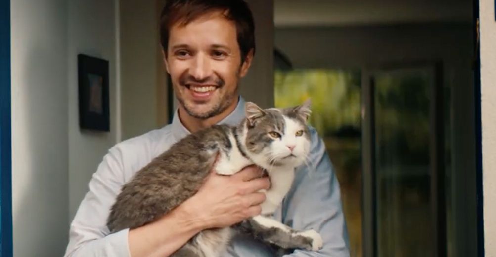 Acteur tenant un chat