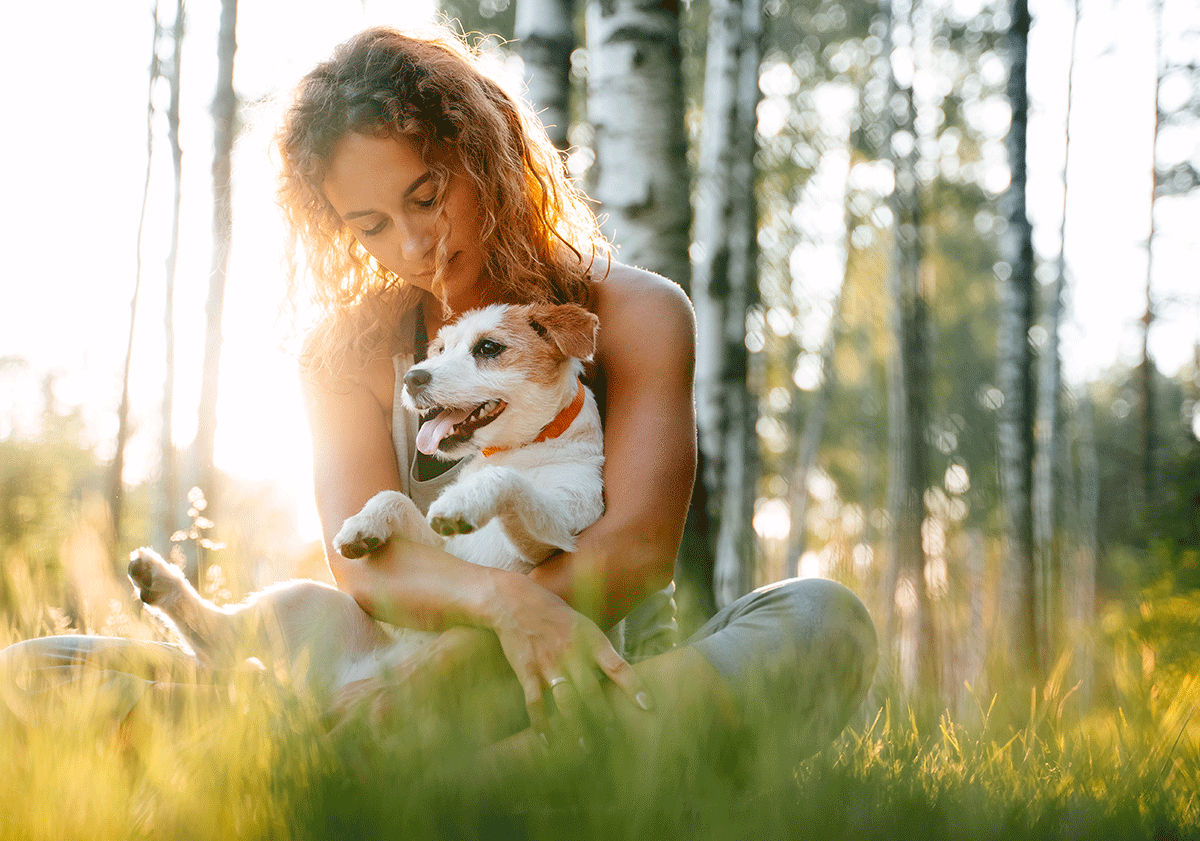 Maîtresse tenant son chien en chaleur