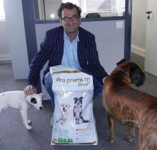 Matthieu Wincker, fondateur d'Ultra Premium Direct avec 2 chiens et un sac de croquettes