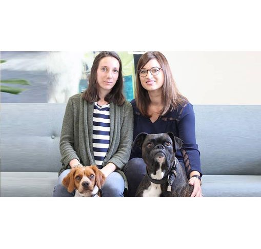 2 collaboratrices d'Ultra Premium Direct avec leurs chiens 