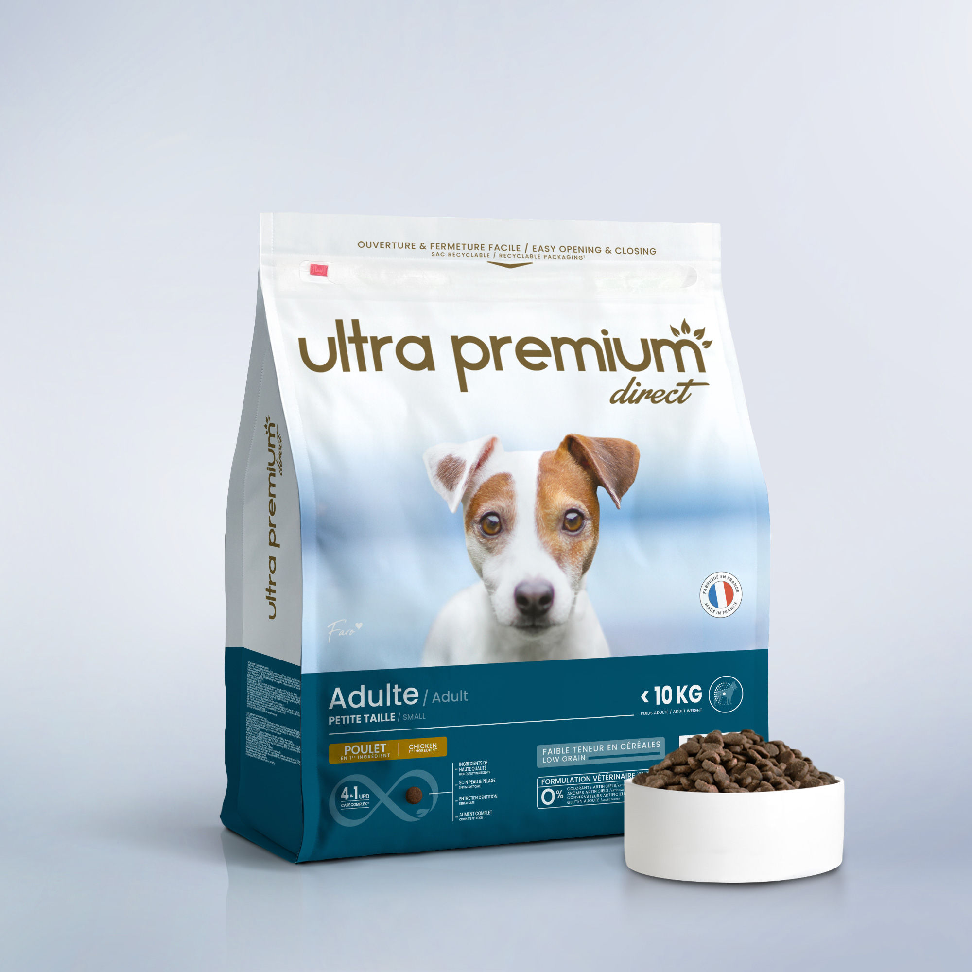 Croquettes Super Premium pour chien adulte de petite taille en sac de 12 kg sur fond bleu clair