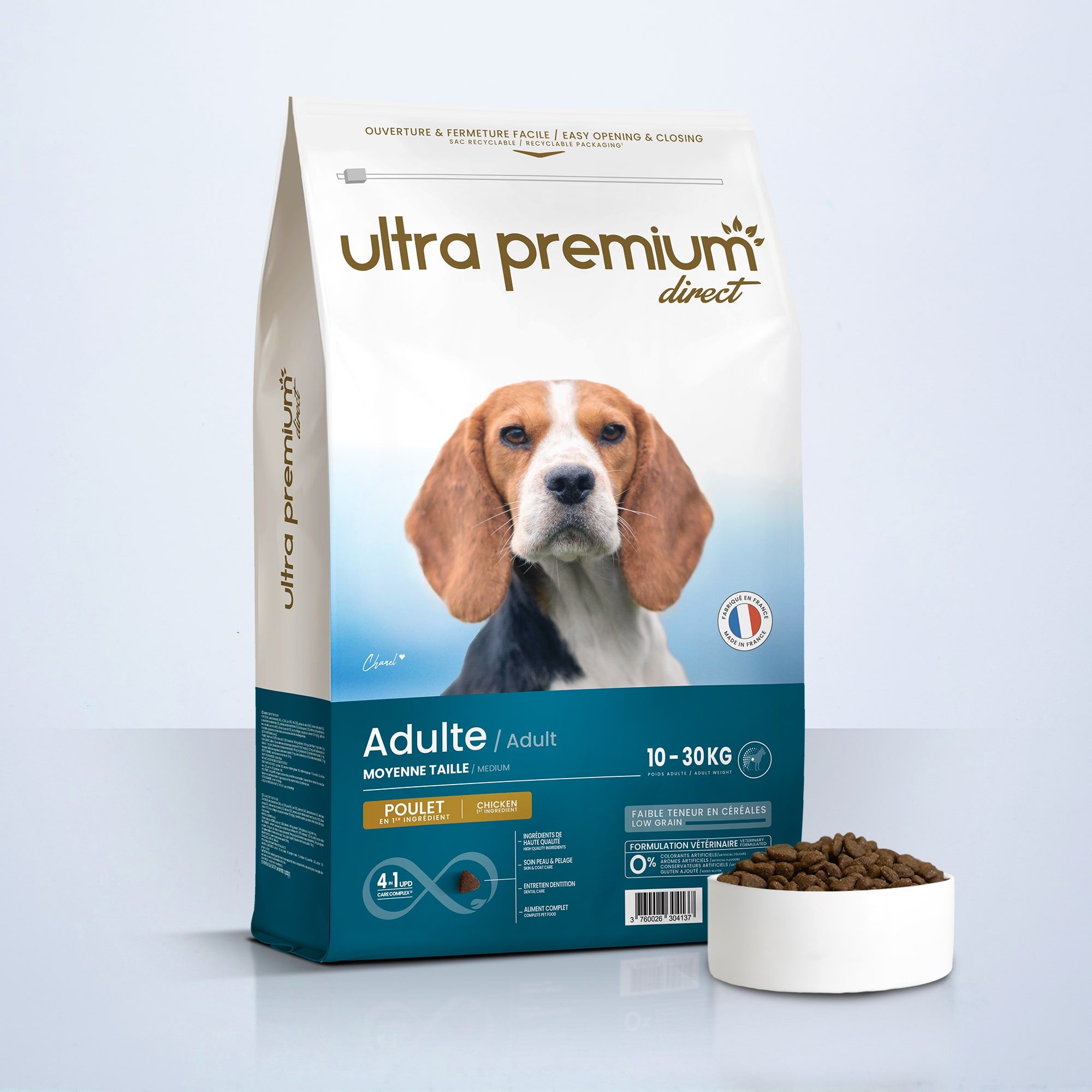 Croquettes Super Premium pour chien adulte de taille moyenne en sac de 12 kg sur fond bleu clair