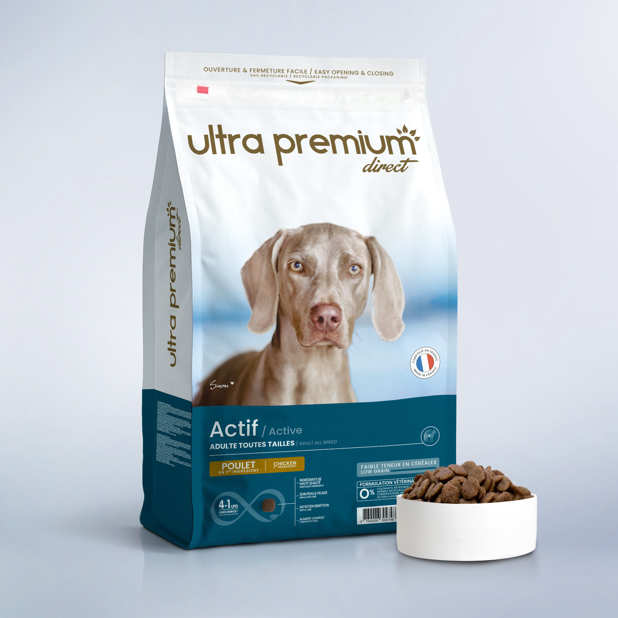 Croquettes Super Premium pour chien actif de toutes tailles en sac de 12 kg sur fond bleu clair