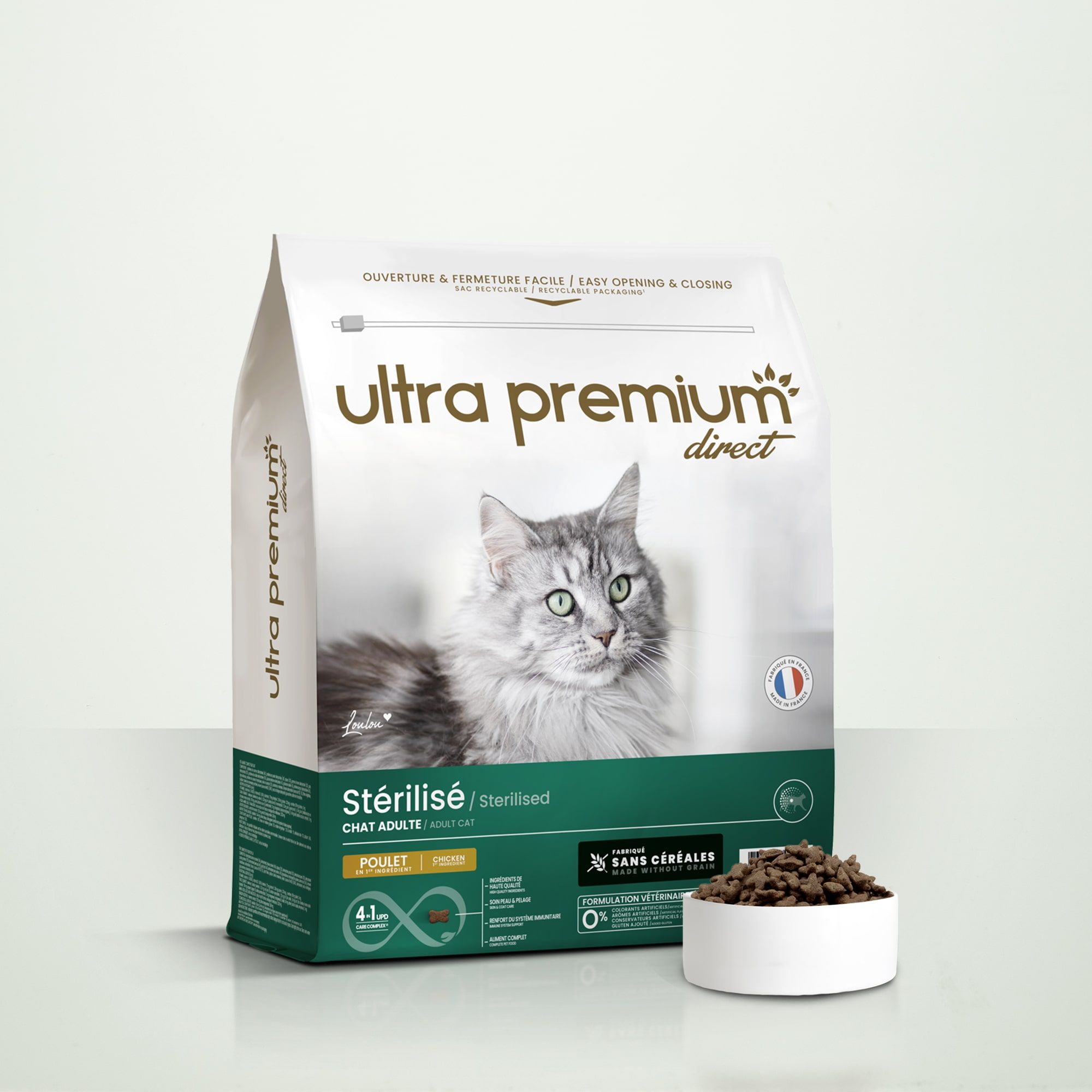 Croquettes sans céréales au poulet pour chat adulte stérilisé en sac de 7 kg sur fond vert clair