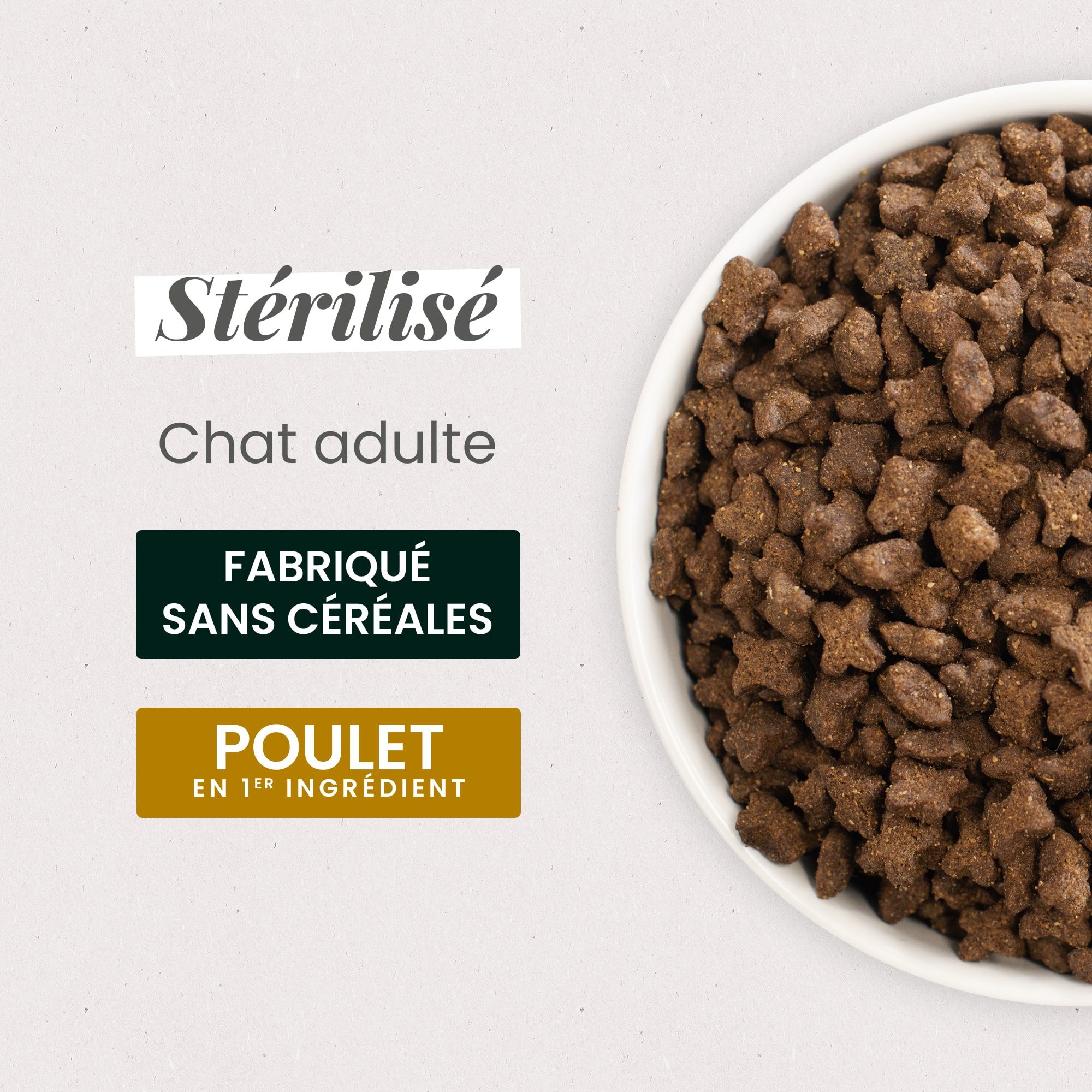 Zoom gamelle contenant les croquettes sans céréales au poulet pour chat adulte stérilisé en gros plan