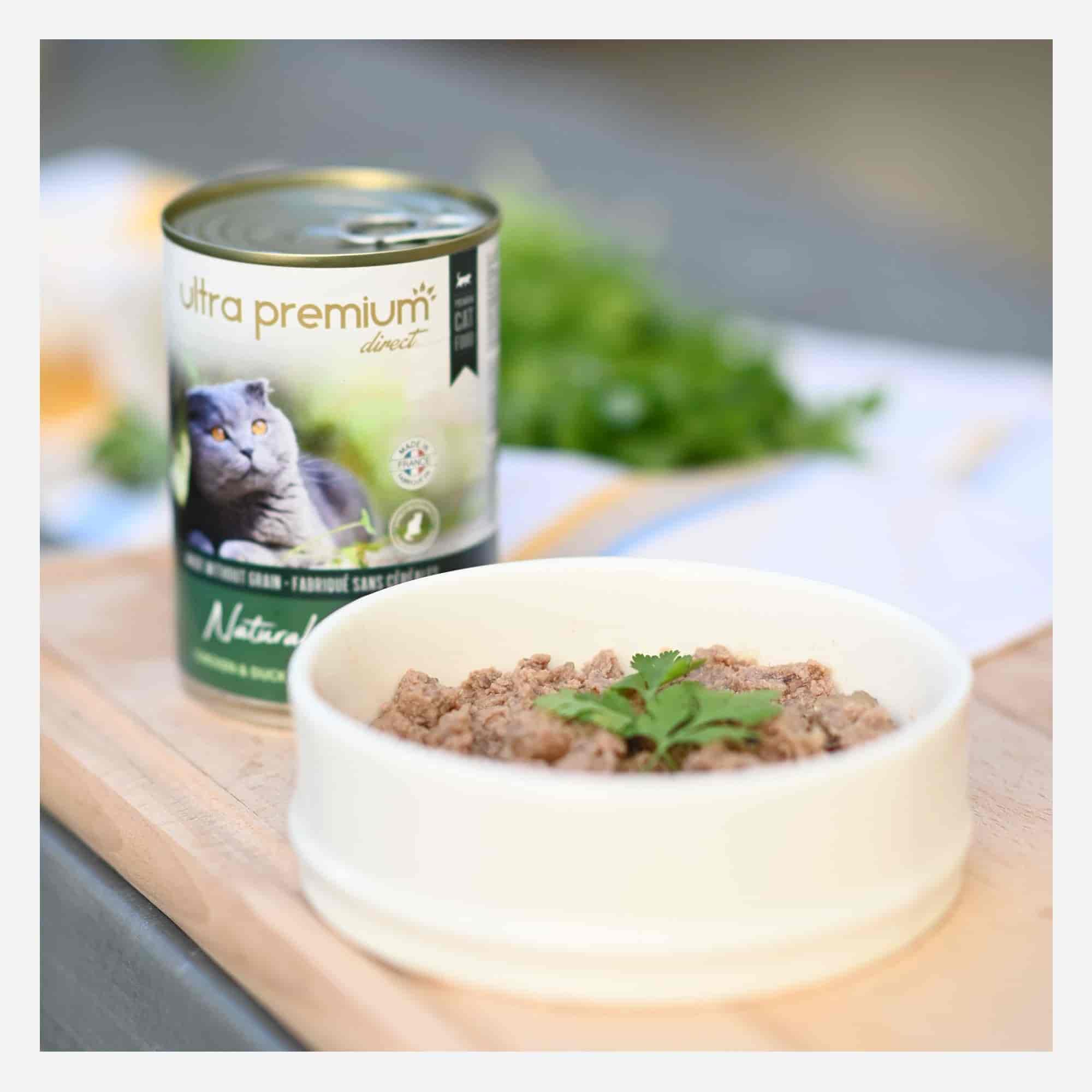 Gamelle remplie de mousse sans céréales pour chat adulte au poulet & au canard