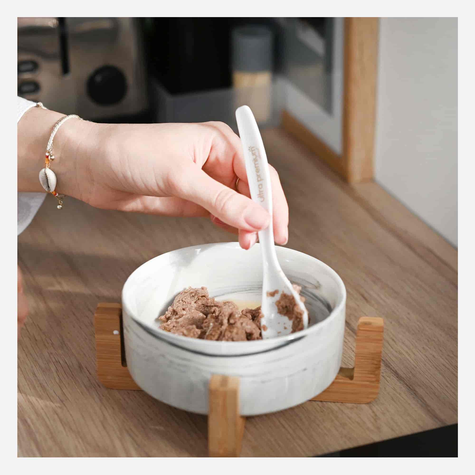 Gamelle remplie de mousse bio sans céréales pour chat adulte à la volaille