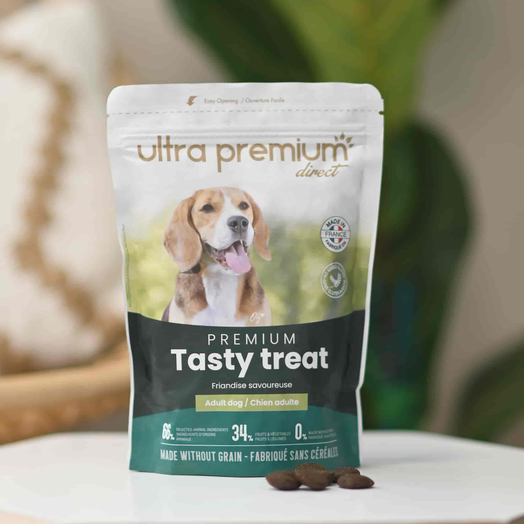 Sachet de friandises savoureuses sans céréales pour chien adulte, posé sur une table en intérieur