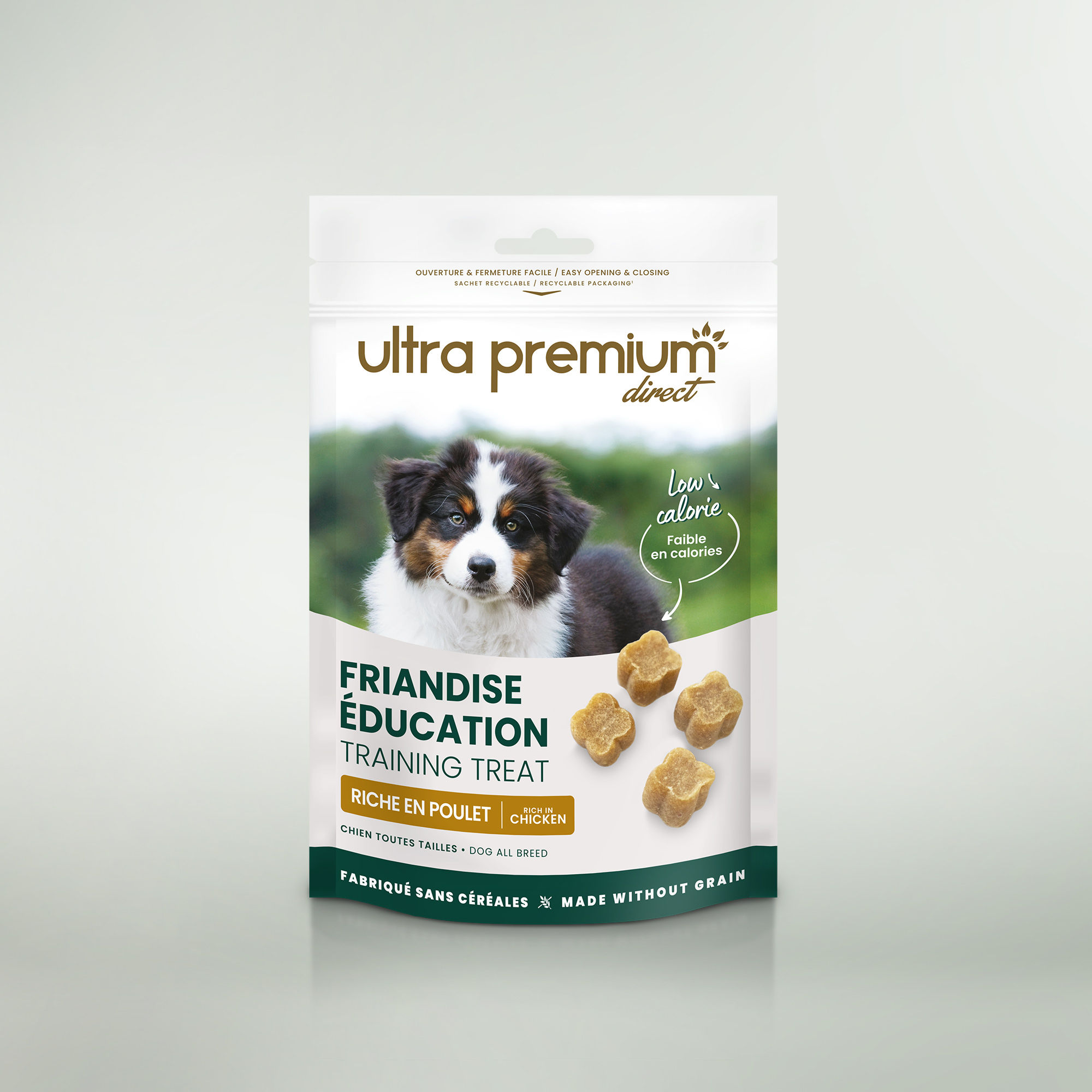 Sachet de friandises éducation fabriquées sans céréales pour chien, sur fond blanc