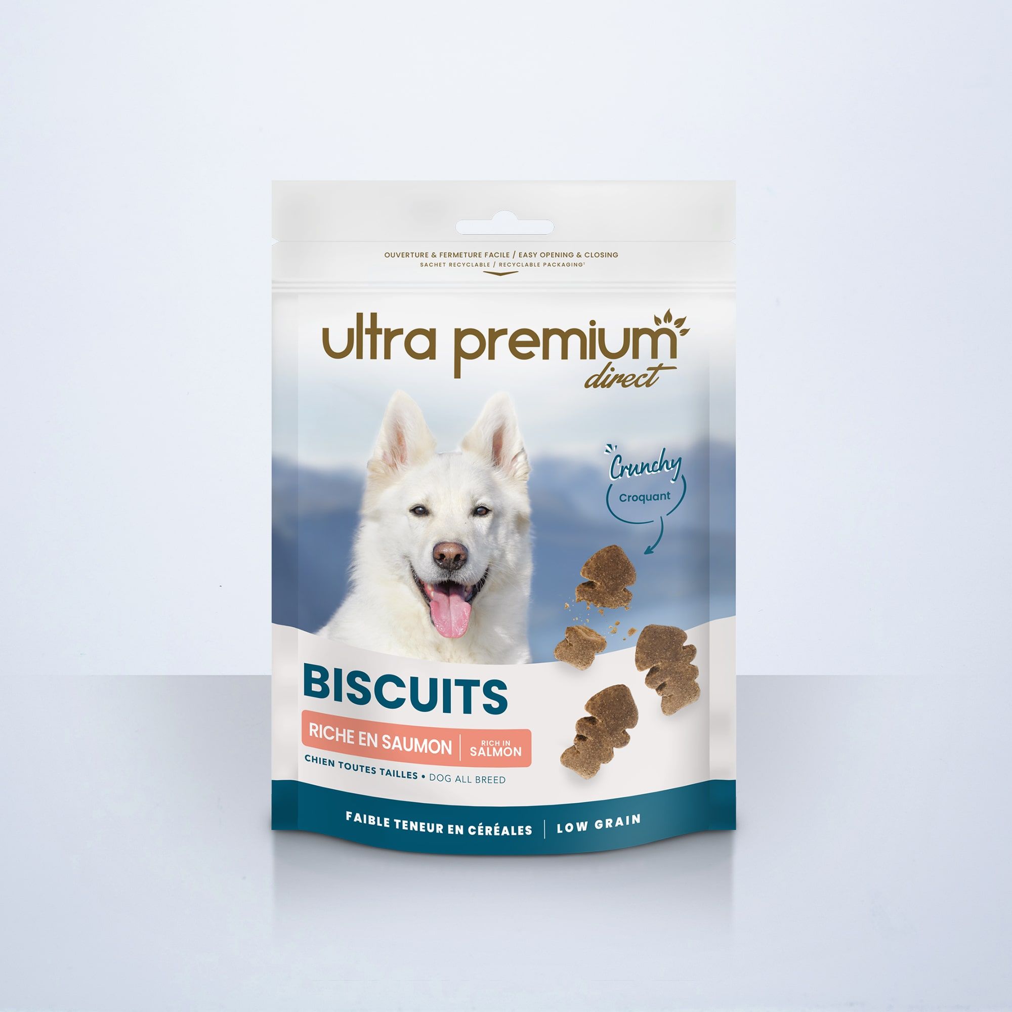 Sachet de friandises peau & pelage au saumon pour chien, sur fond blanc