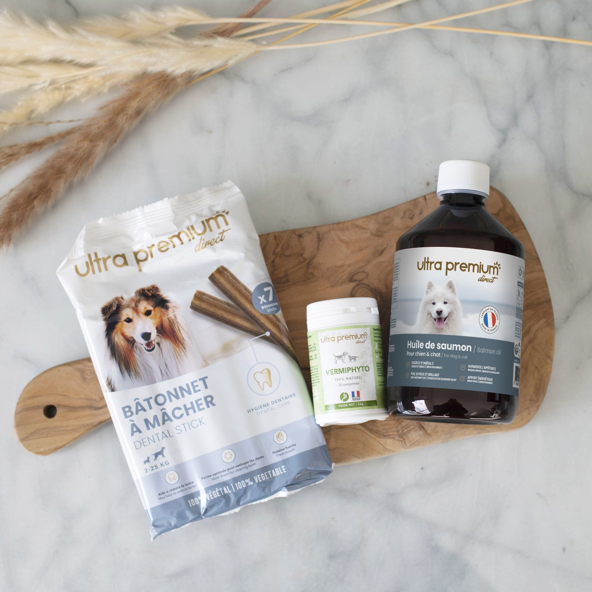 Kit bien-être pour chien sur une planche en bois