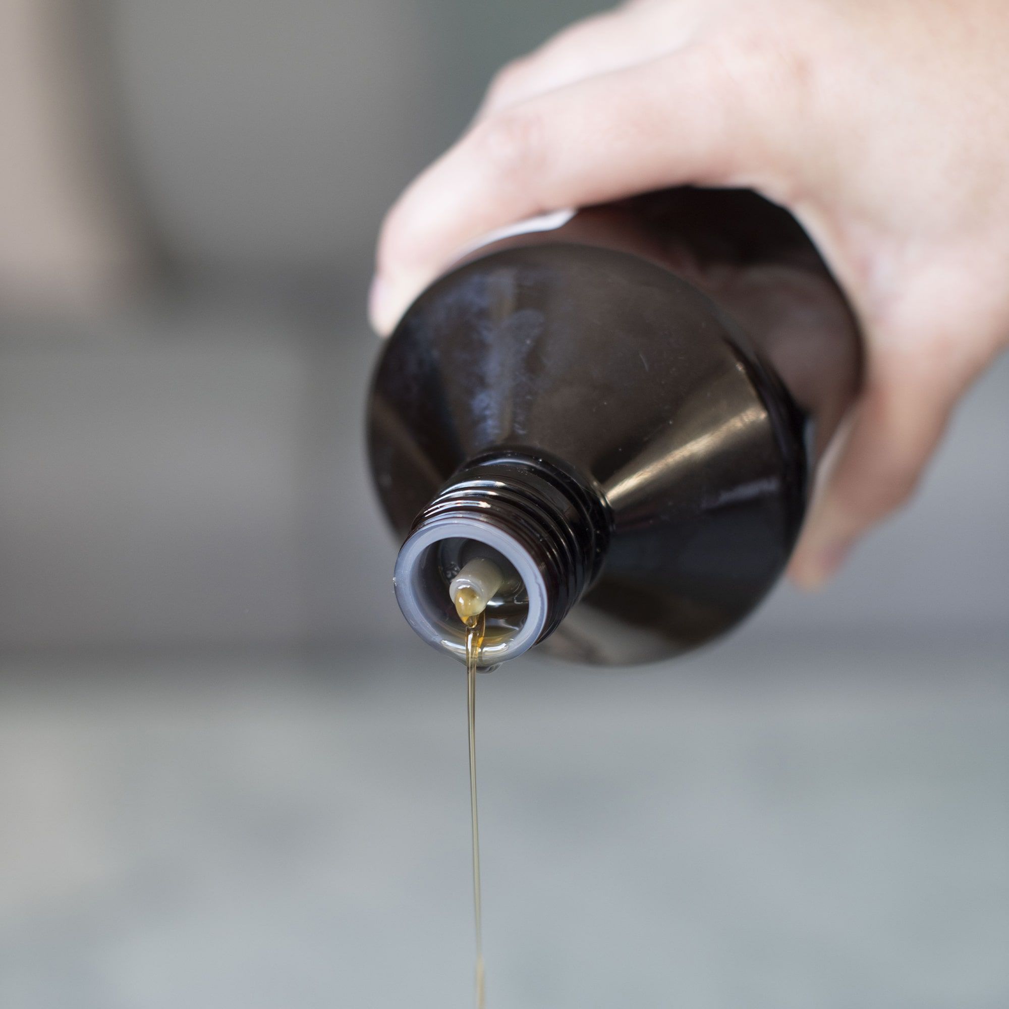 Huile de saumon du kit versée sur des croquettes