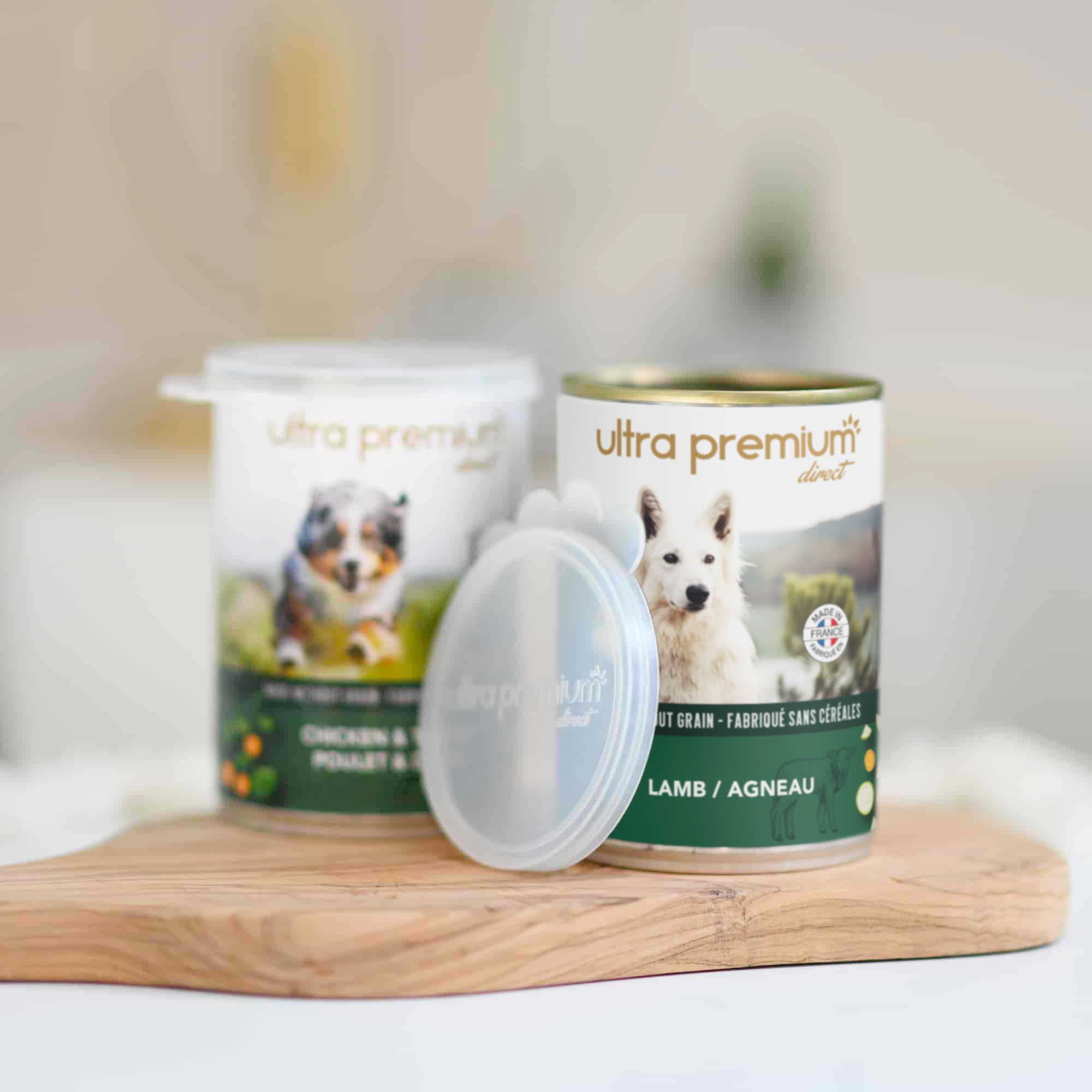 Boîte de pâtée fermée avec le couvercle, sur une planche en bois