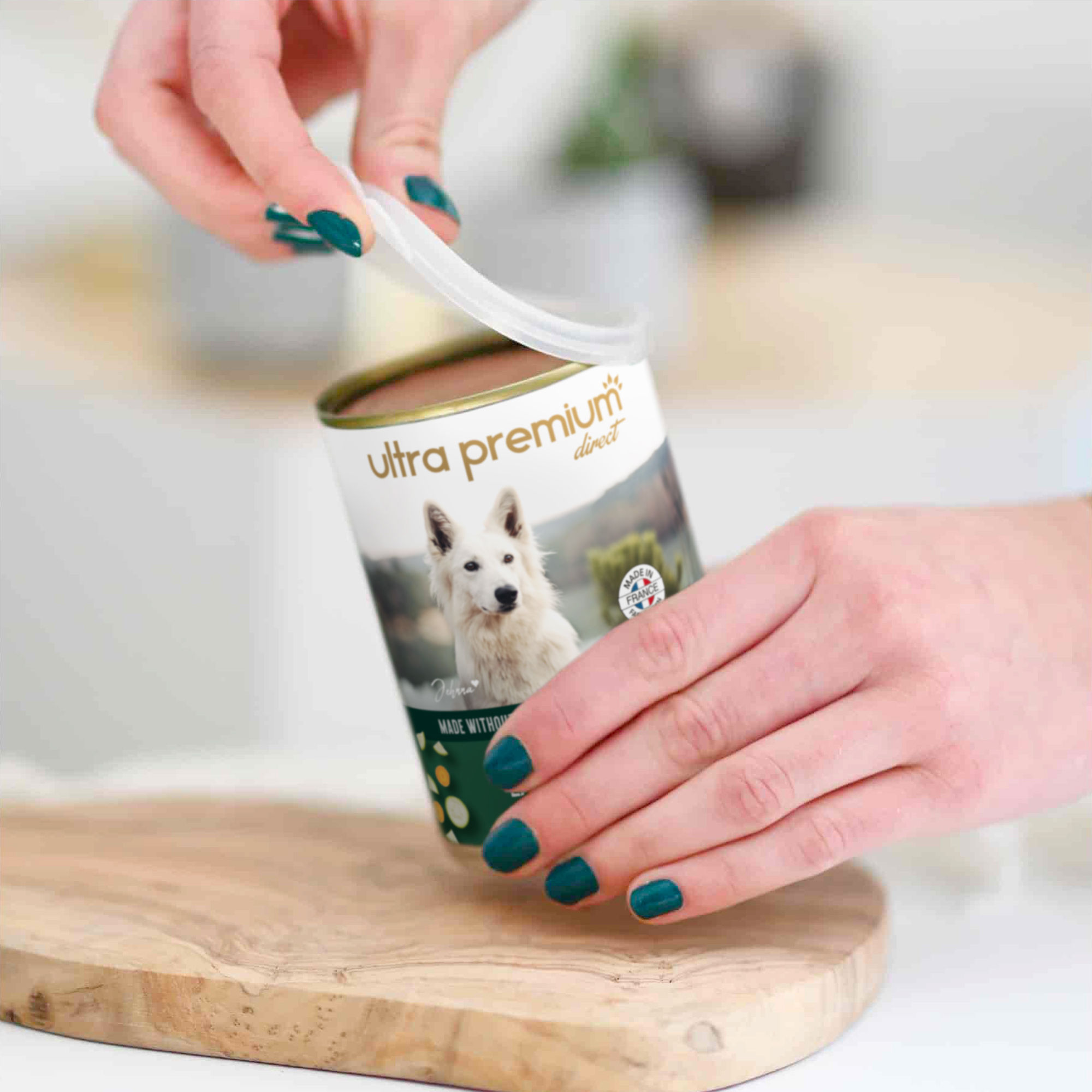 Ouverture d'une boîte de pâtée munie d'un couvercle