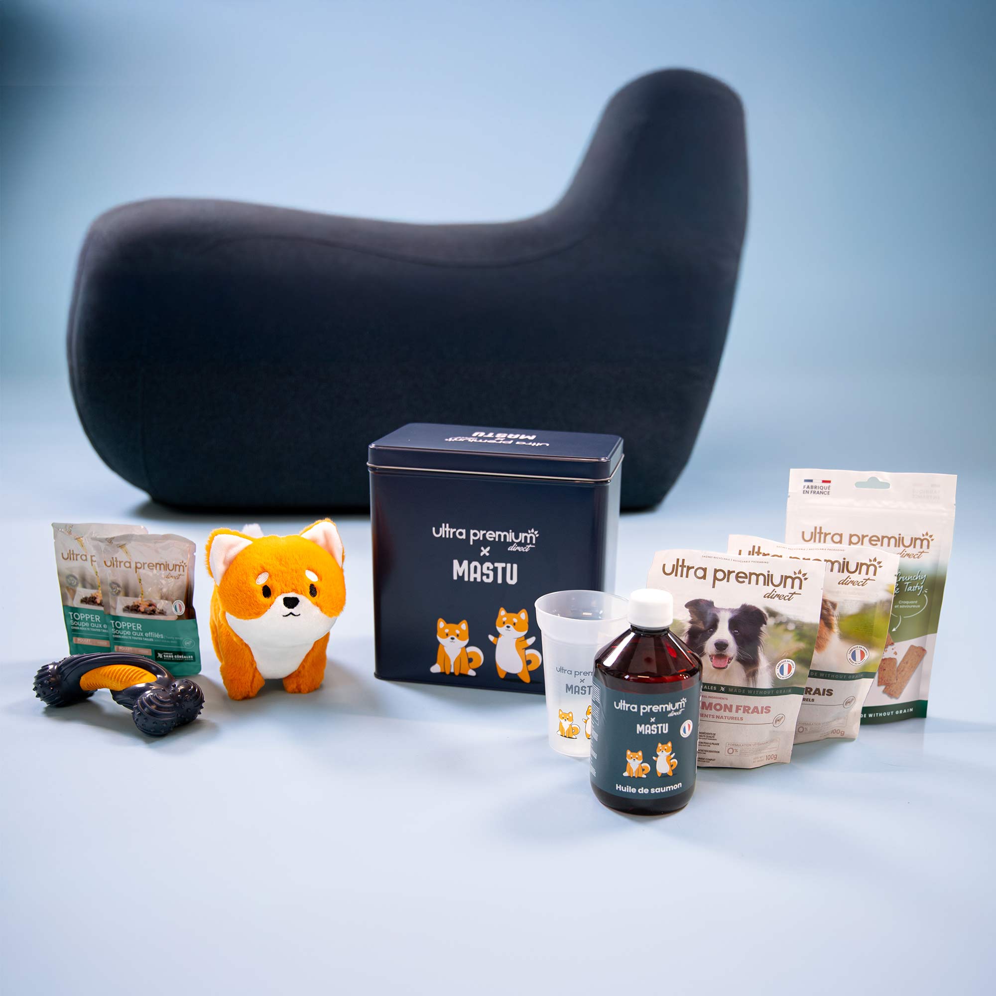 Sur un fond bleu, tous les produits que la box Ultra Premium Direct x Mastu contient