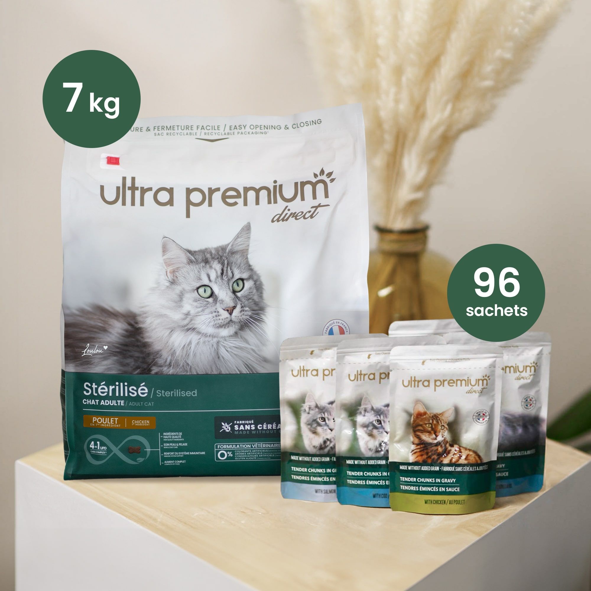 Pack bi-nutrition composé d'un sac de 7 kg de croquettes sans céréales au poulet pour chat adulte stérilisé, de 96 émincés en sauce sans céréales pour chat dont 48 saveur saumon & cabillaud et 48 saveur poulet & dinde, en intérieur