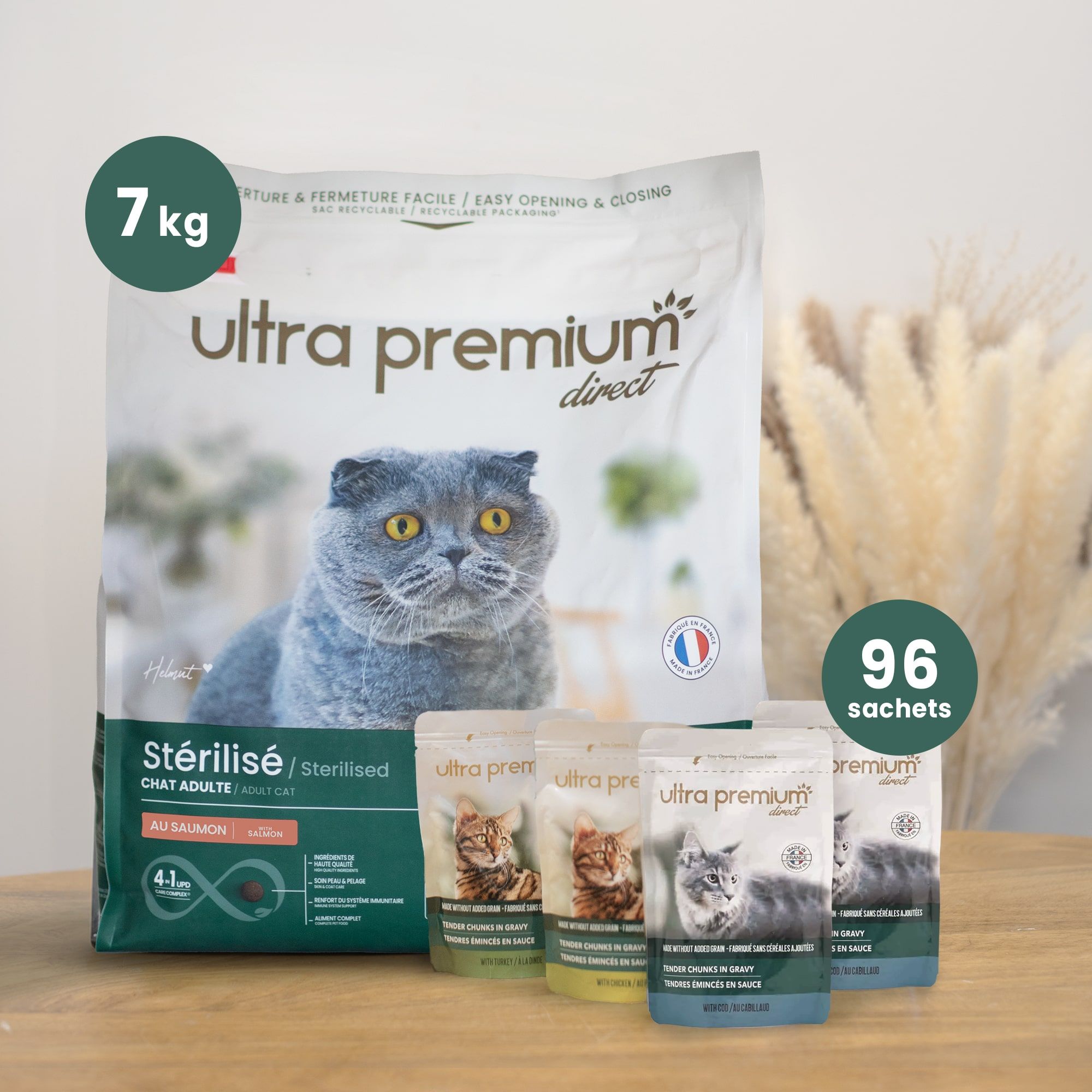Pack bi-nutrition composé d'un sac de 7 kg croquettes sans céréales au saumon pour chat adulte stérilisé, et de 96 émincés en sauce sans céréales pour chat dont 48 saveur saumon & cabillaud et 48 saveur poulet & dinde, en intérieur
