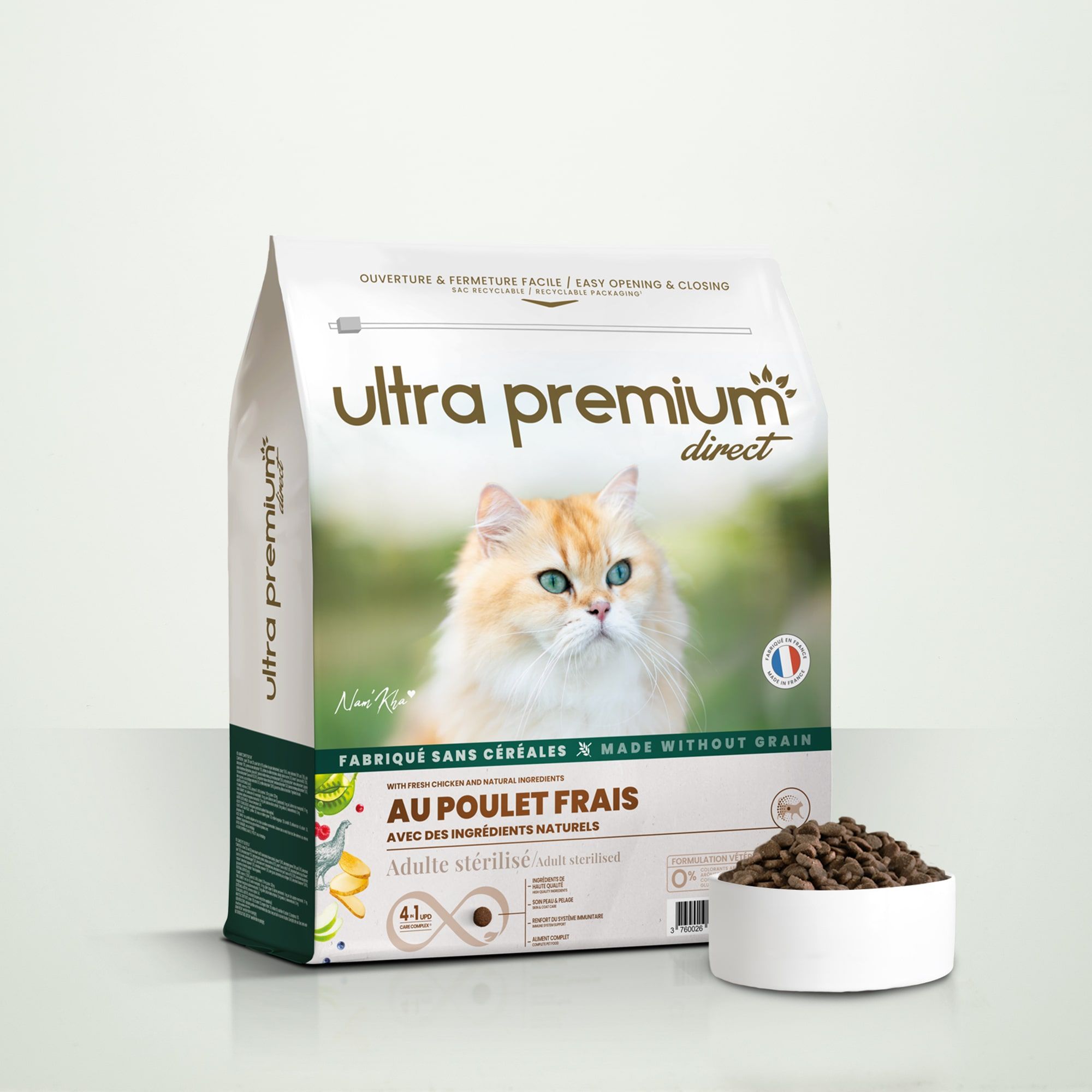 Croquettes sans céréales au poulet frais pour chat adulte stérilisé en sac de 7 kg sur fond vert clair